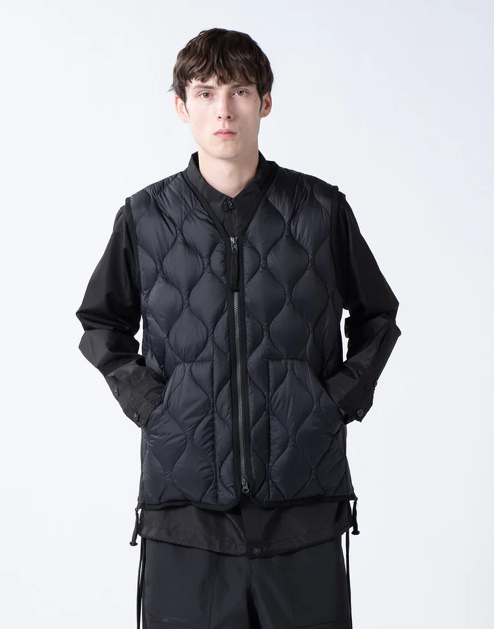 TAION Gilet Military V-Neck W-Zip Down in Soft Shell Nero
