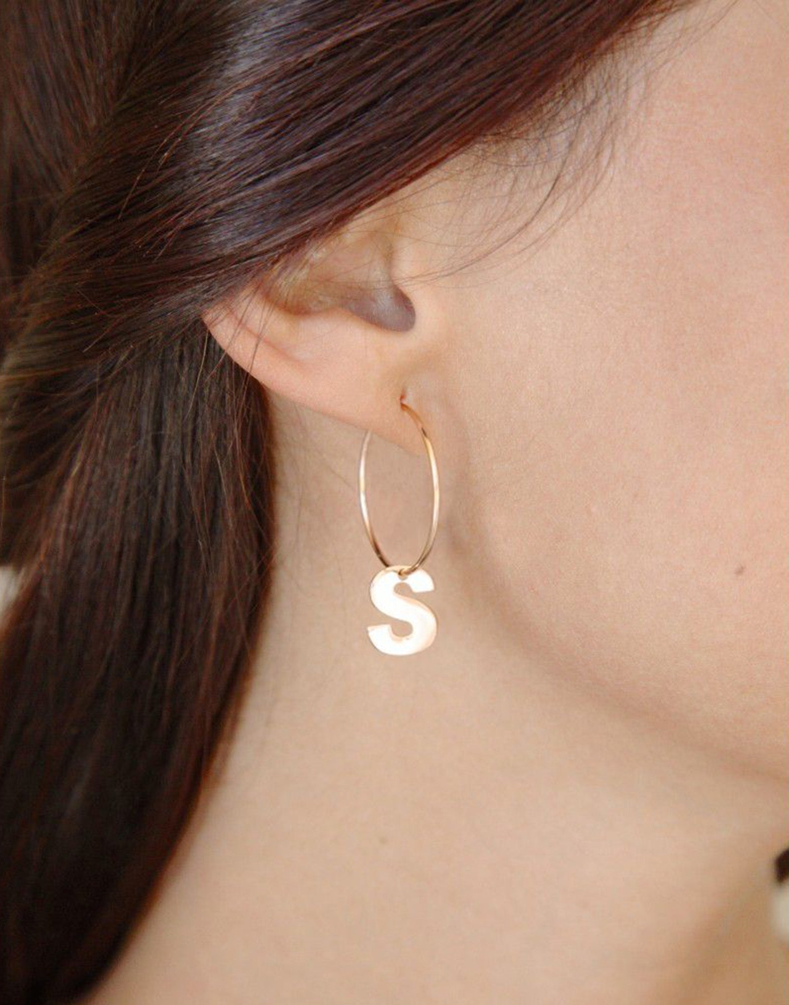 MAMAN ET SOPHIE Orecchino Singolo a Cerchio Medio con Lettera Oro Rosa