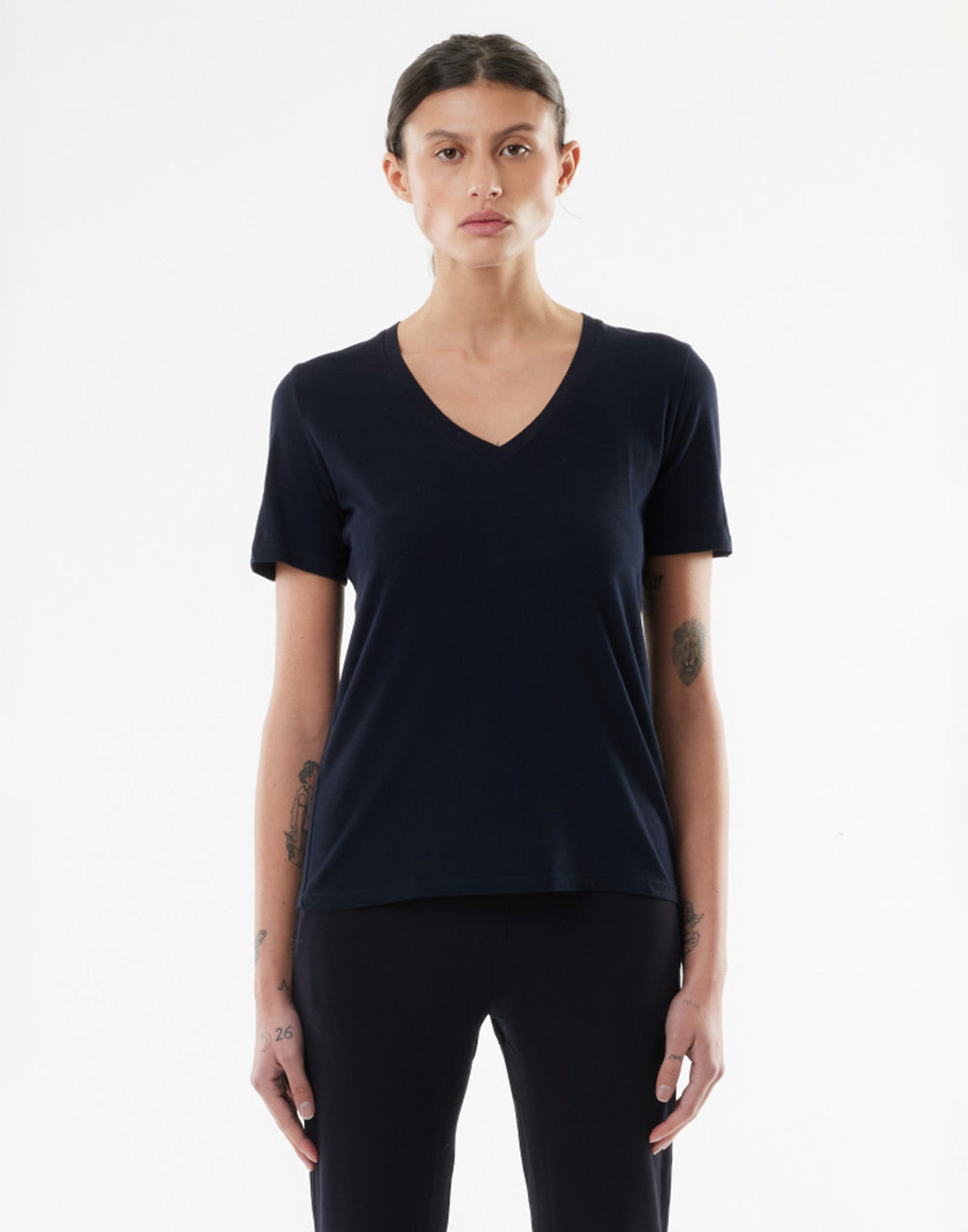 MAJESTIC FILATURES T-shirt Scollo a V in Cotone Silk Touch Nera