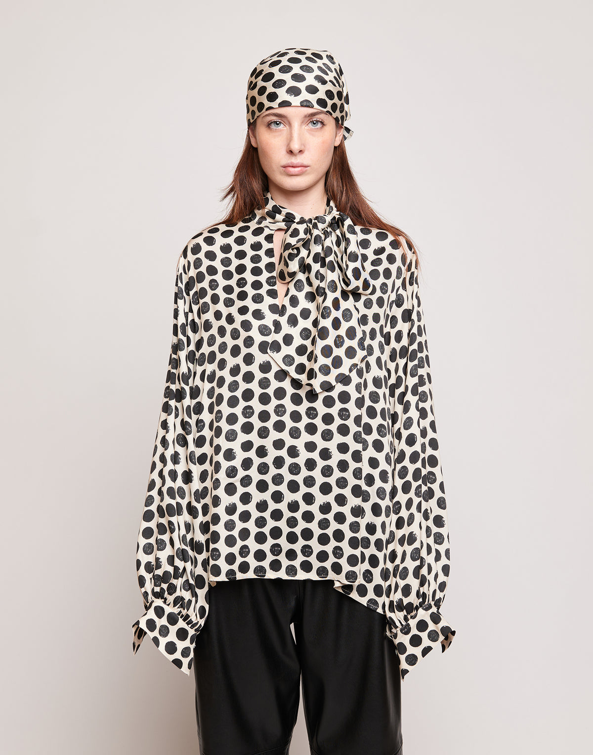 DOUUOD Blusa in Twill Stampato a Pois con Collo a Sciarpa Champagne/Nero