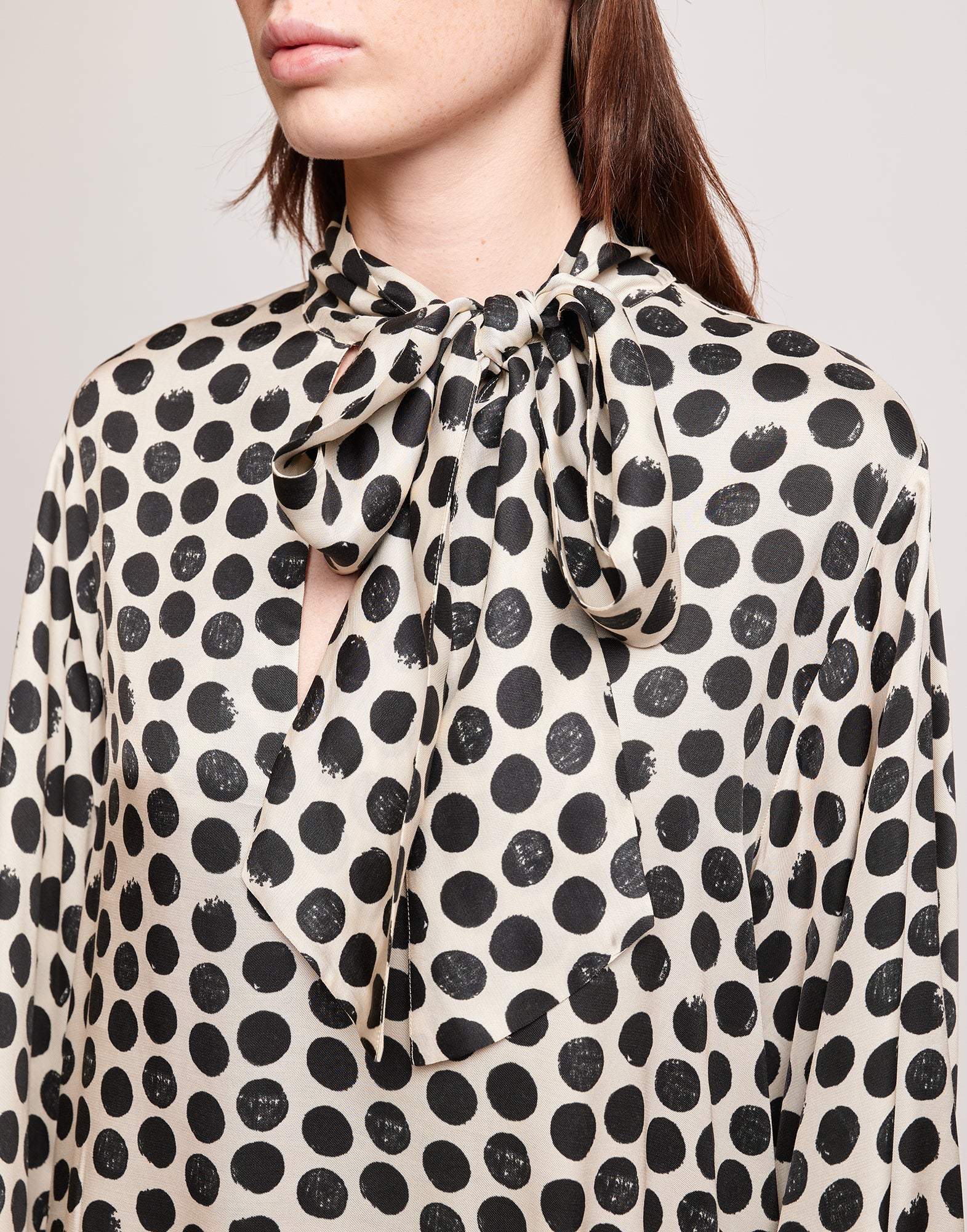 DOUUOD Blusa in Twill Stampato a Pois con Collo a Sciarpa Champagne/Nero