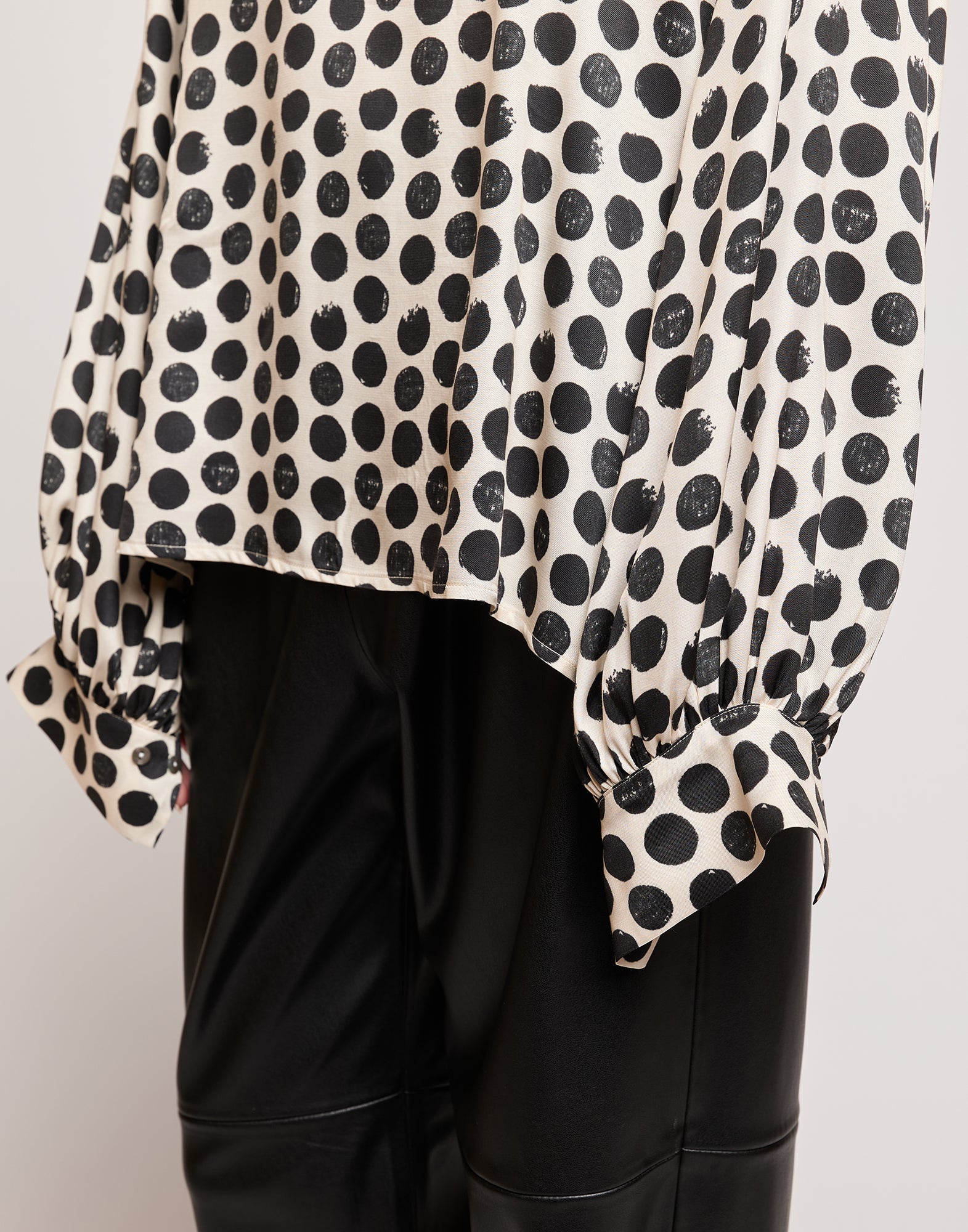 DOUUOD Blusa in Twill Stampato a Pois con Collo a Sciarpa Champagne/Nero