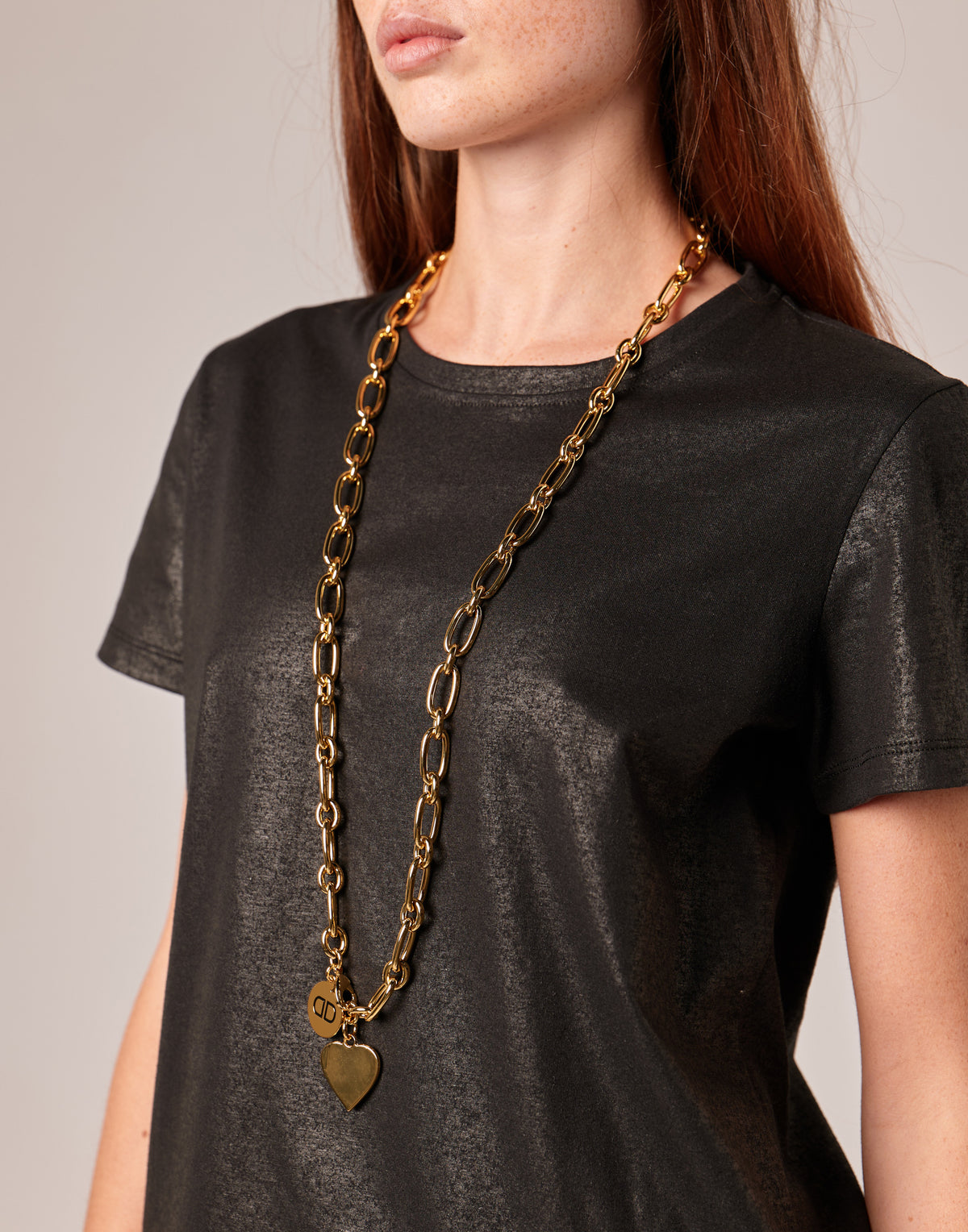 DOUUOD Collier long à chaîne avec cœur et logo pendants