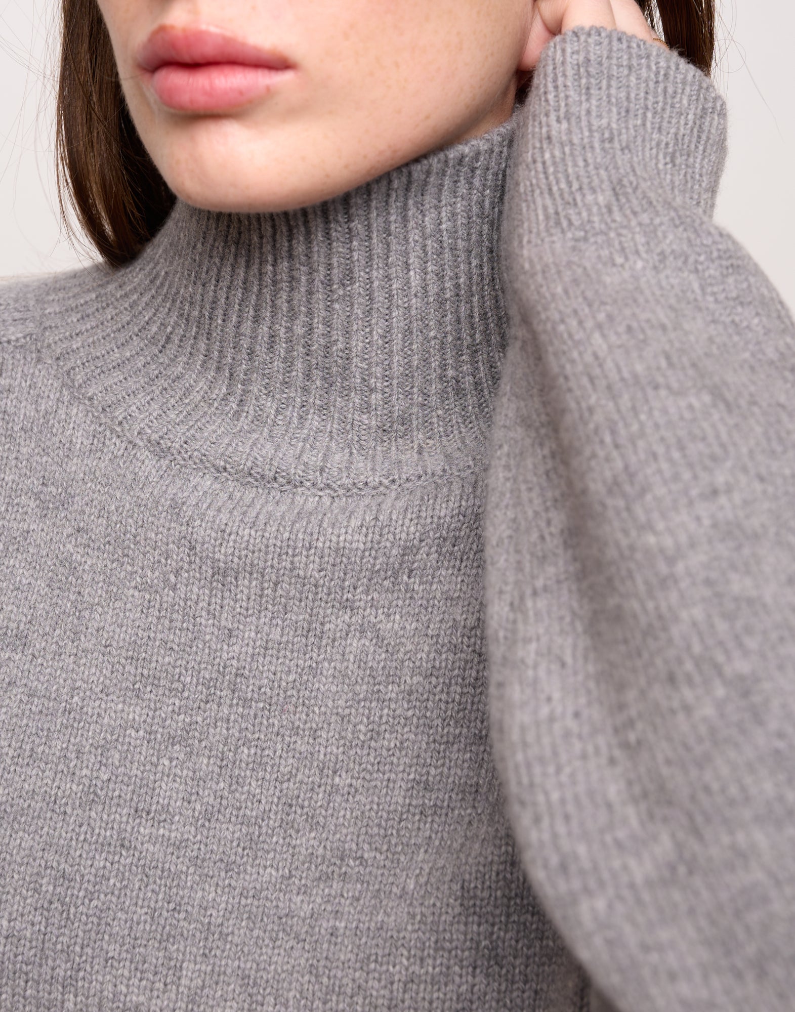 DOUUOD Maglia Collo Alto Genderless in Lana e Cashmere Fumo Melange