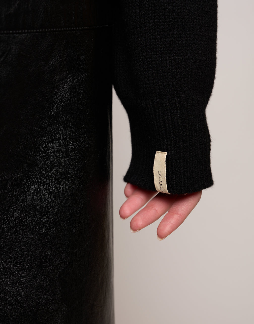 DOUUOD Maglia Collo Alto Genderless in Lana e Cashmere Nero