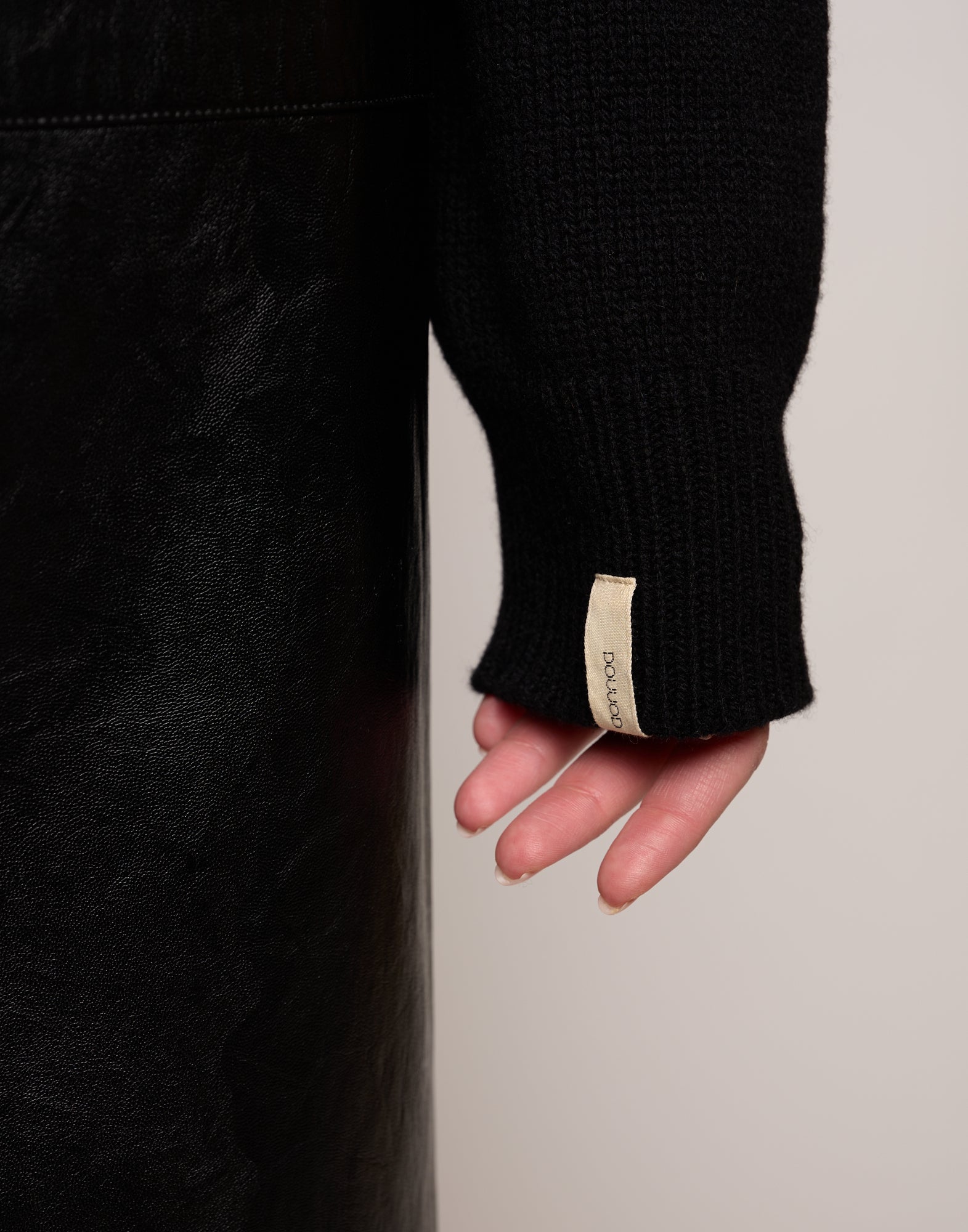 DOUUOD Maglia Collo Alto Genderless in Lana e Cashmere Nero