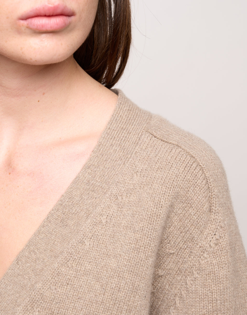 DOUUOD Cardigan Genderless con Scollo a V e Maniche Raglan in Lana e Cashmere Taupe