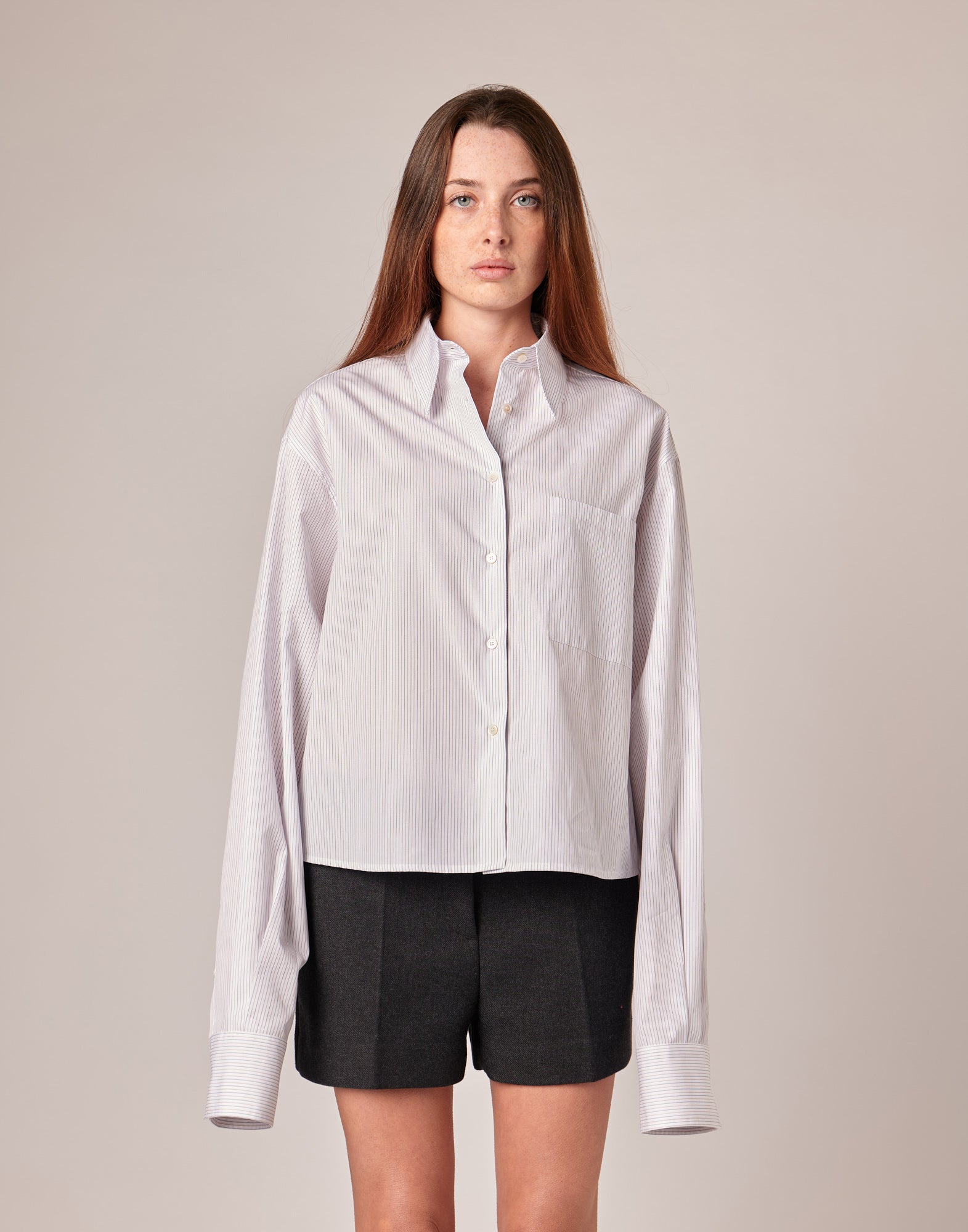 DOUUOD Camicia Cropped in Popeline Rigato Bianco/Bordeaux/Blu