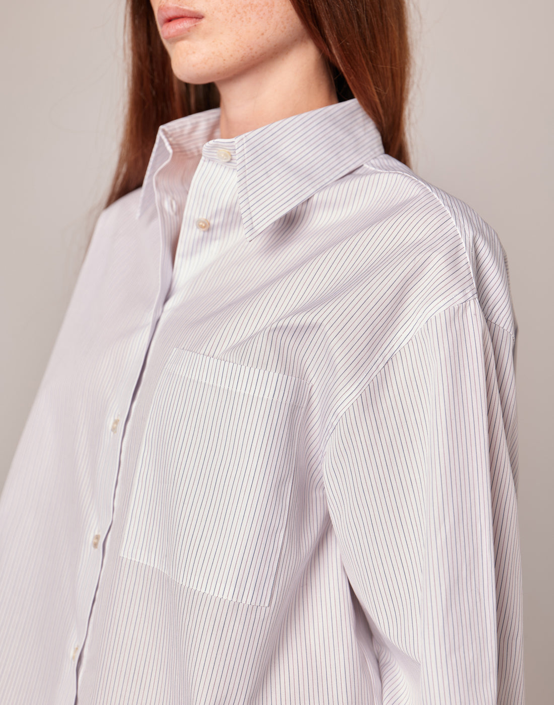 DOUUOD Camicia Cropped in Popeline Rigato Bianco/Bordeaux/Blu