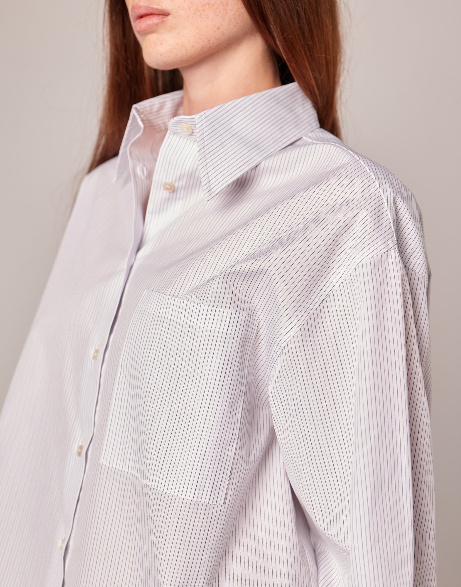 DOUUOD Camicia Cropped in Popeline Rigato Bianco/Bordeaux/Blu