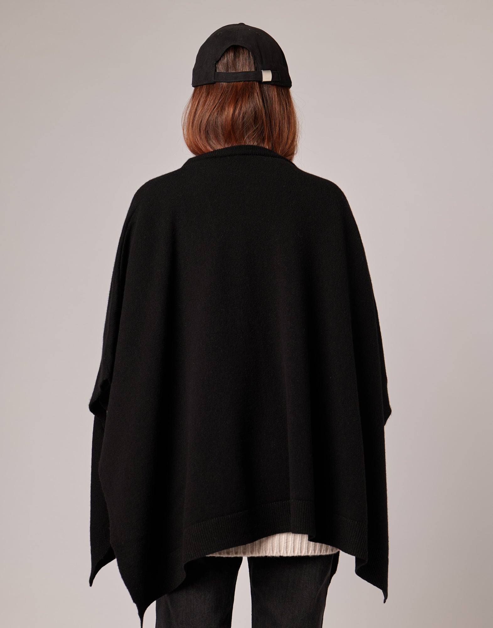 DOUUOD Mantella Ampia in Lana Extrafine/Cashmere Nera
