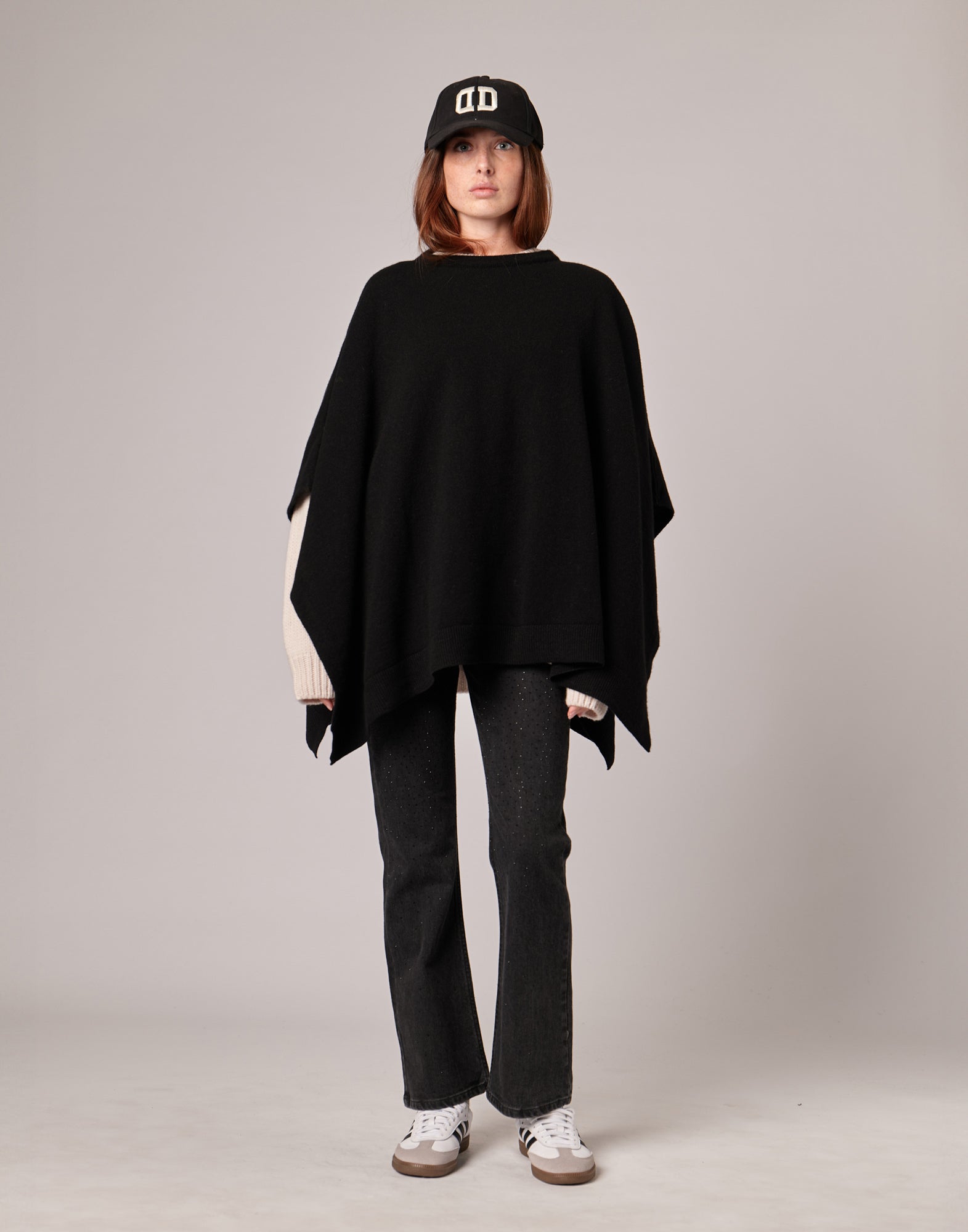 DOUUOD Mantella Ampia in Lana Extrafine/Cashmere Nera