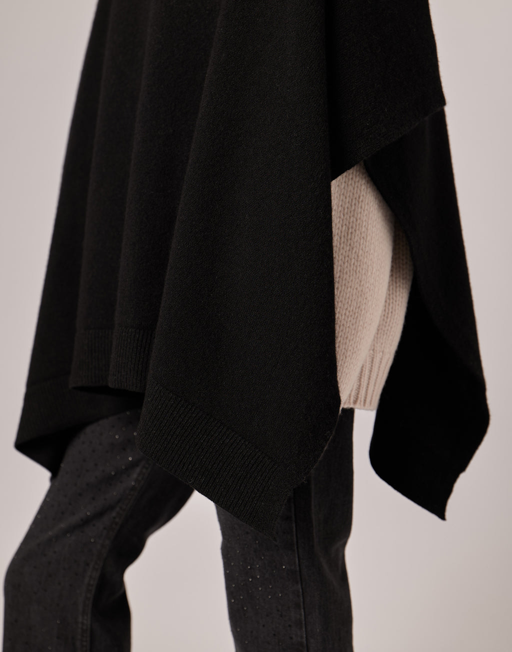 DOUUOD Mantella Ampia in Lana Extrafine/Cashmere Nera
