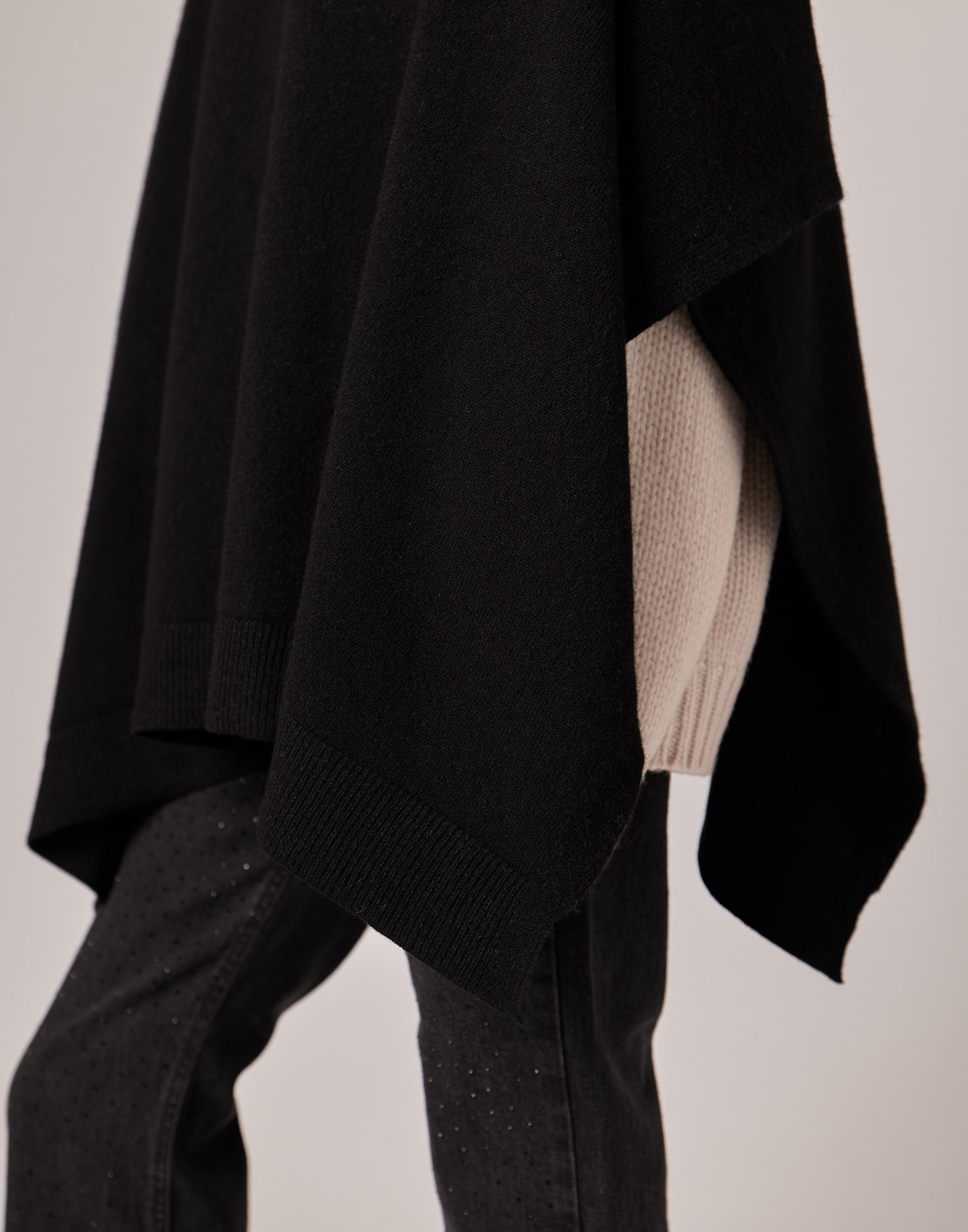 DOUUOD Mantella Ampia in Lana Extrafine/Cashmere Nera