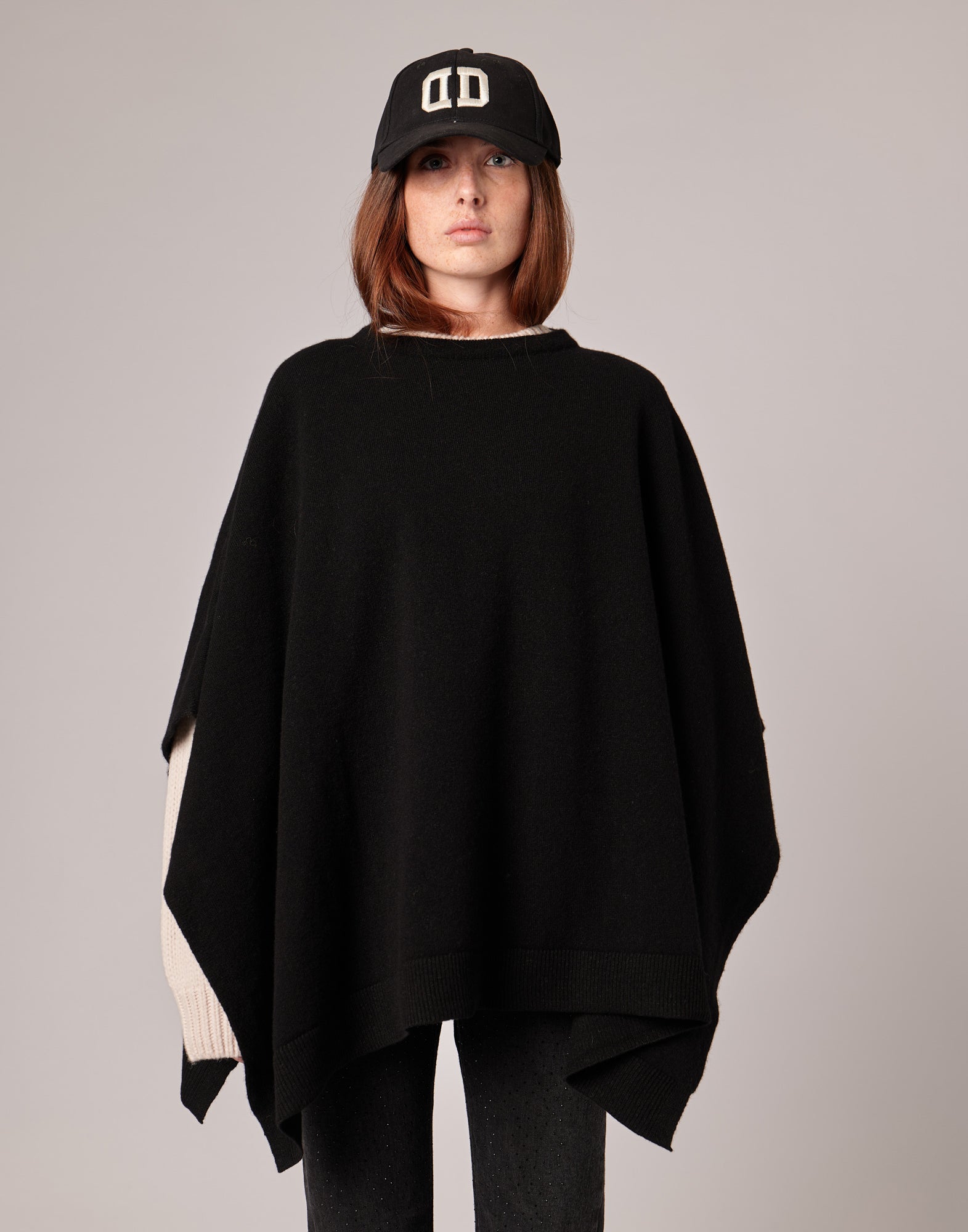 DOUUOD Mantella Ampia in Lana Extrafine/Cashmere Nera