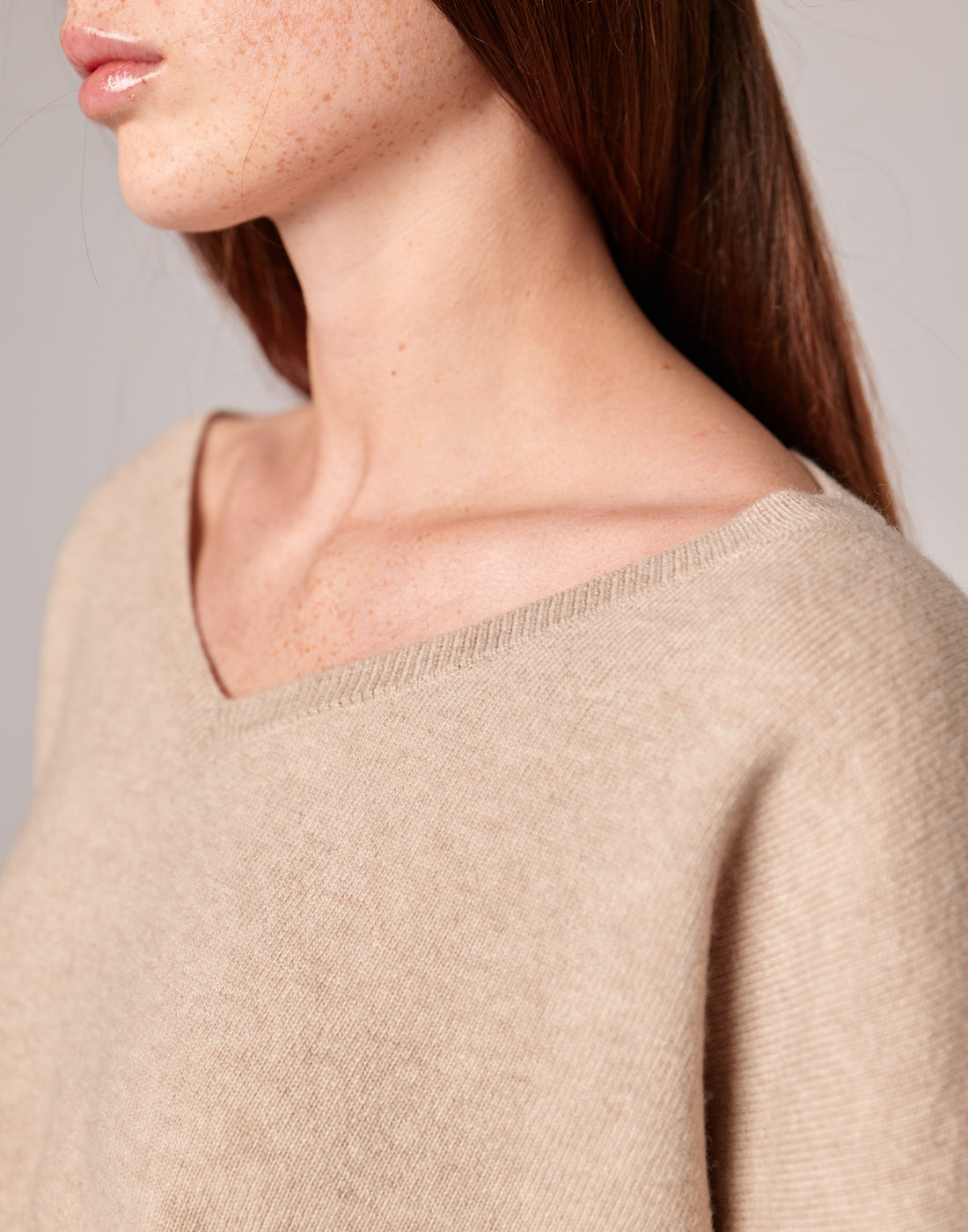 DOUUOD Maglione Ampio a V in Lana Extrafine/Cashmere Vaniglia