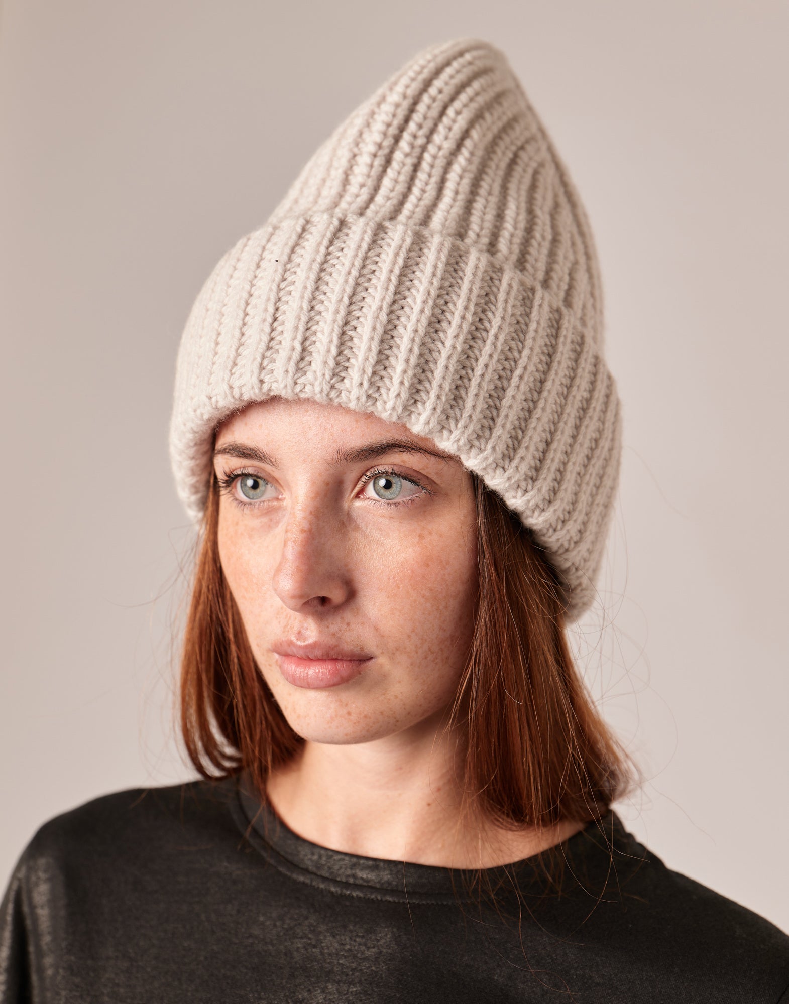DOUUOD Berretto Over in Lana Cashmere Porcellana