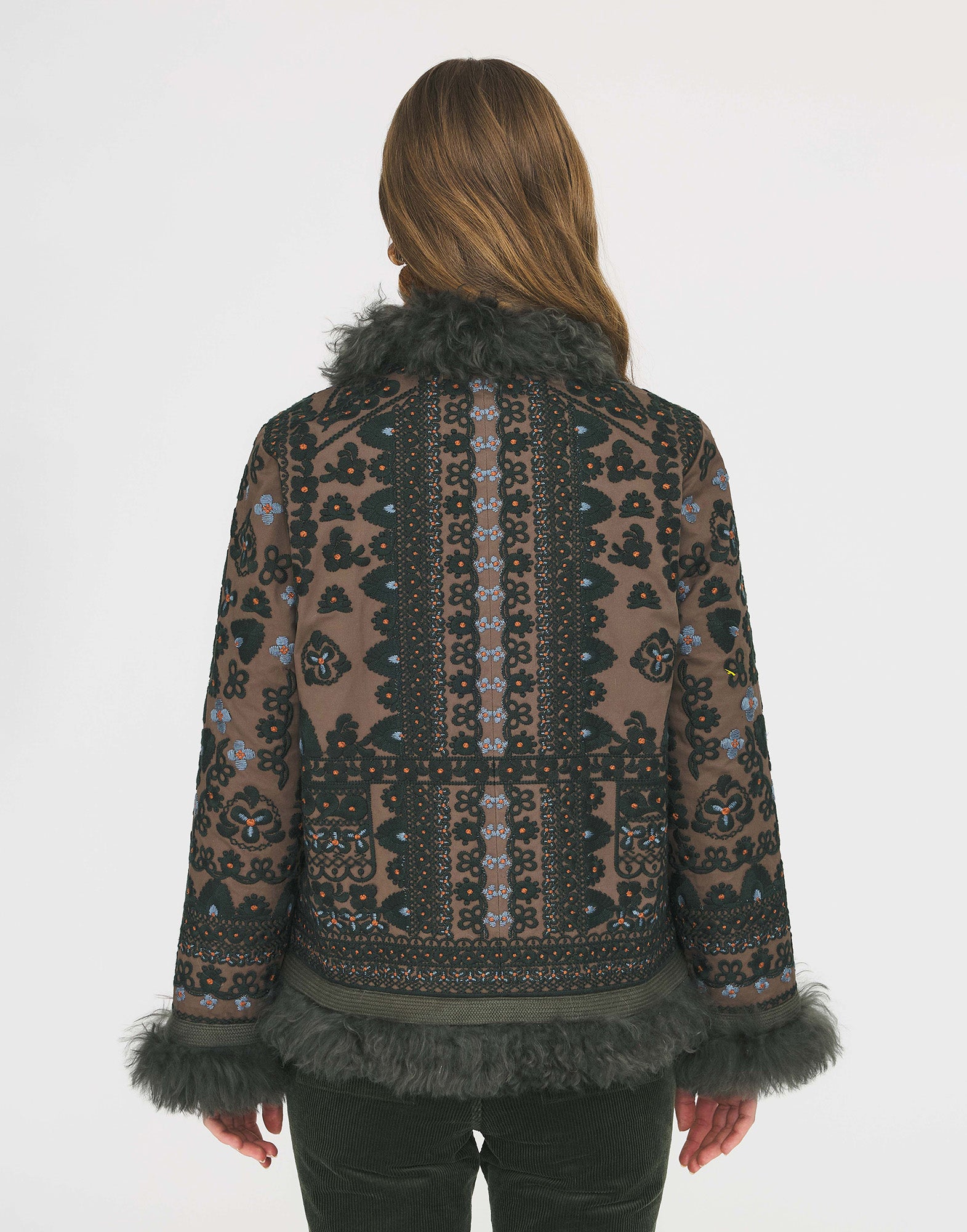 ANTIK BATIK Sandora Jacket in Cotone Ricamato con Bordo in Pelliccia Kaki