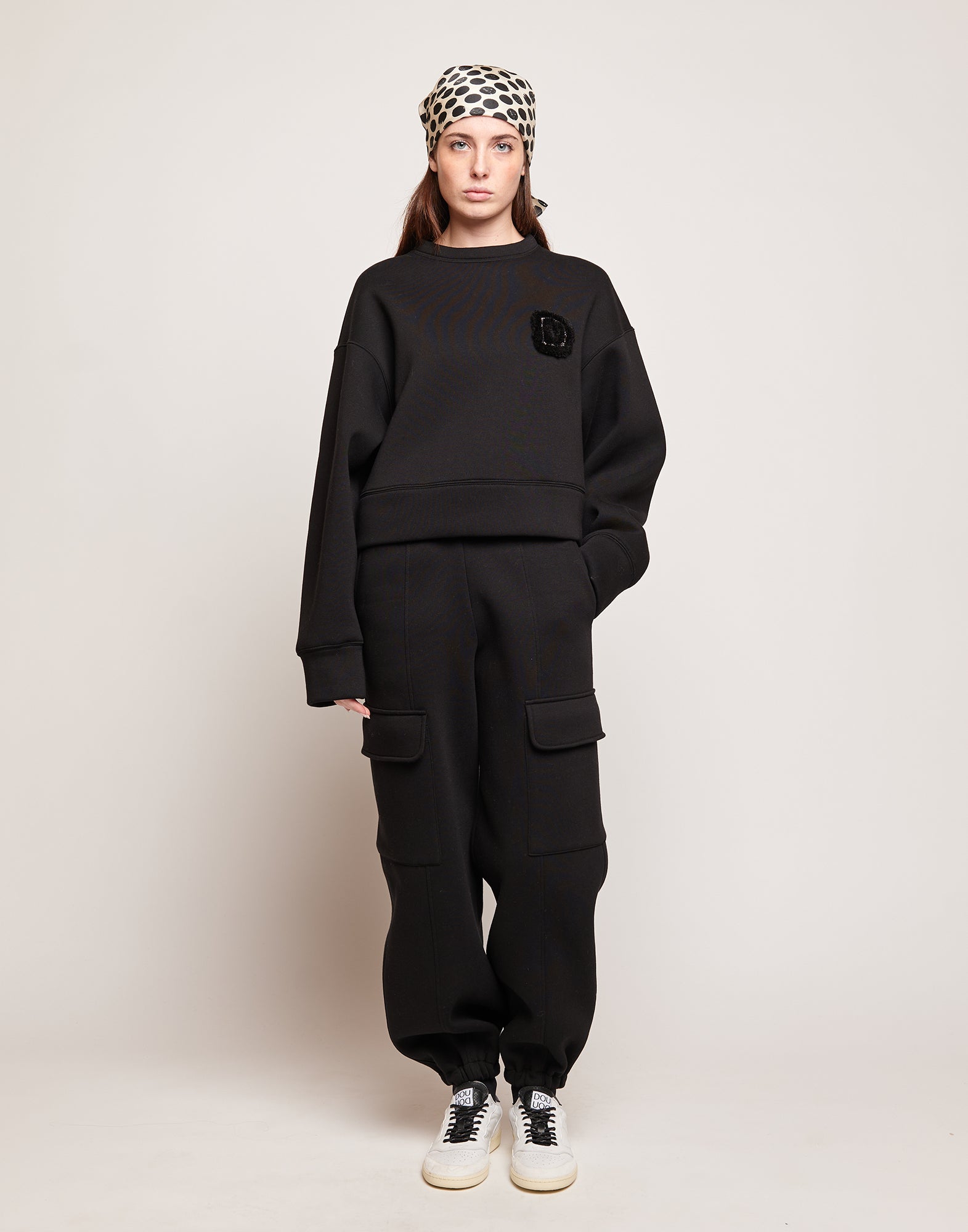 DOUUOD Felpa Crop in Cotone con Ricamo Applicato Nera