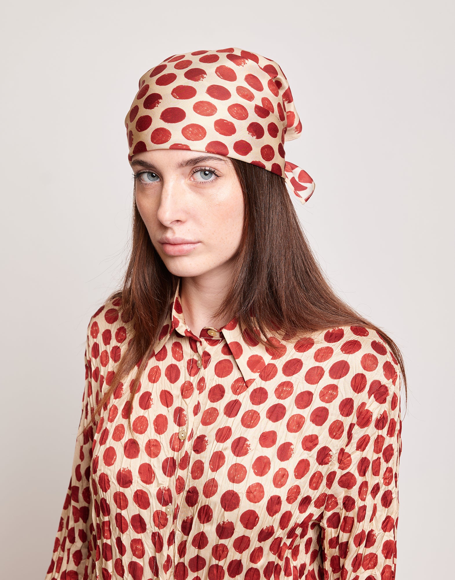 DOUUOD Foulard in Twill con Stampa Pois Vaniglia/Cherry