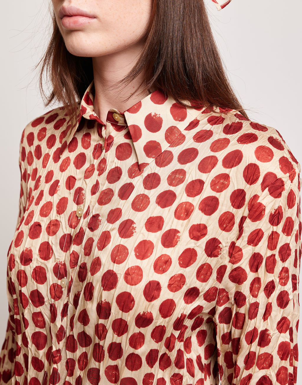 DOUUOD Camicia Stampata a Pois in Twill Plissé Vaniglia/Cherry