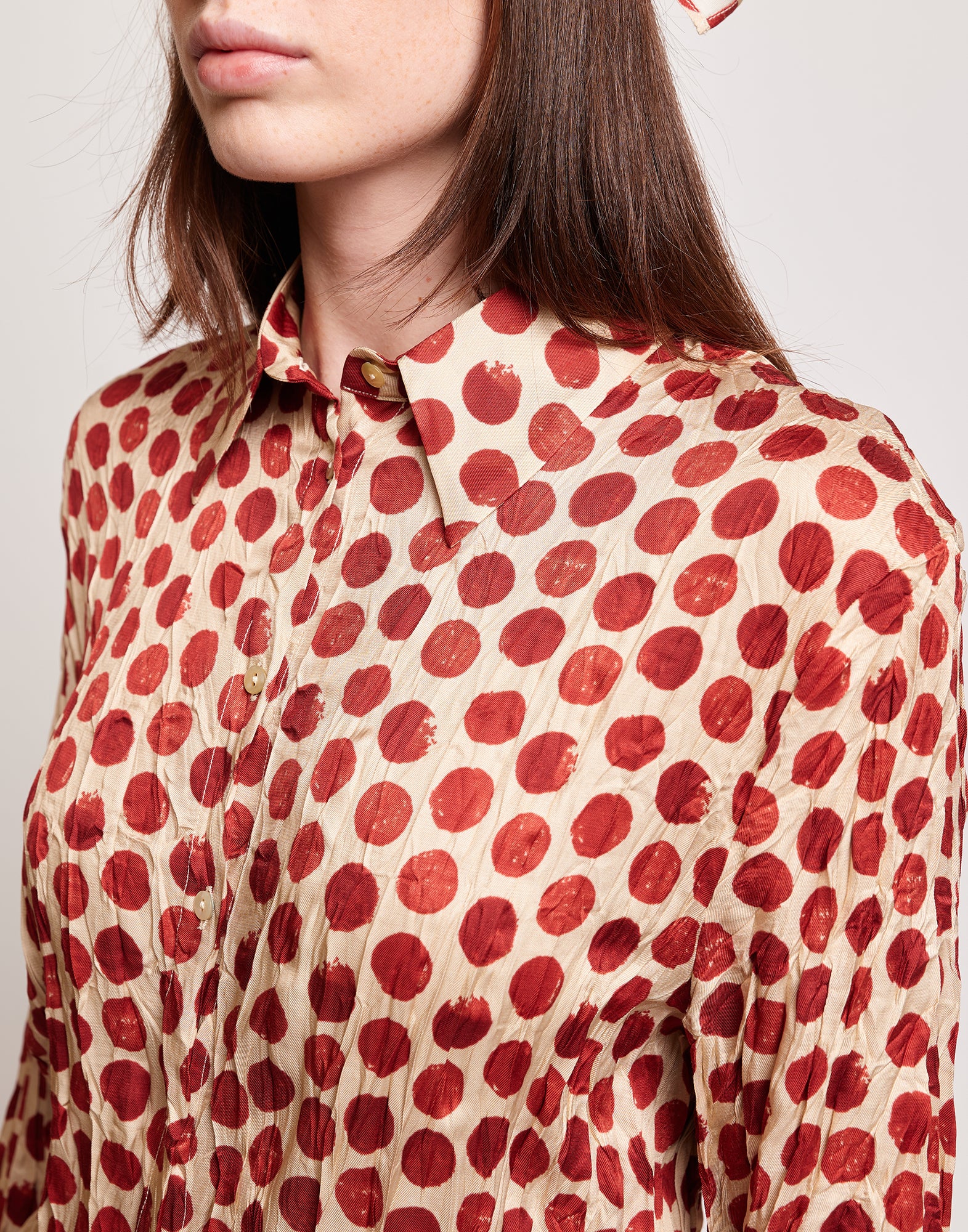 DOUUOD Camicia Stampata a Pois in Twill Plissé Vaniglia/Cherry