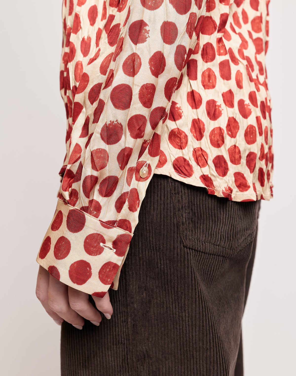 DOUUOD Camicia Stampata a Pois in Twill Plissé Vaniglia/Cherry