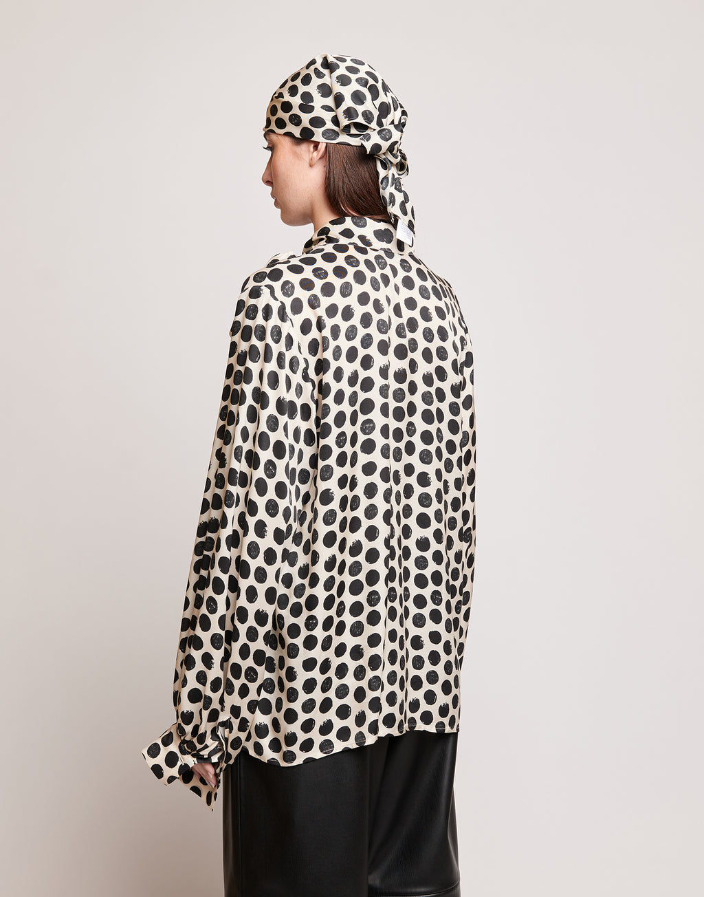 DOUUOD Blusa in Twill Stampato a Pois con Collo a Sciarpa Champagne/Nero