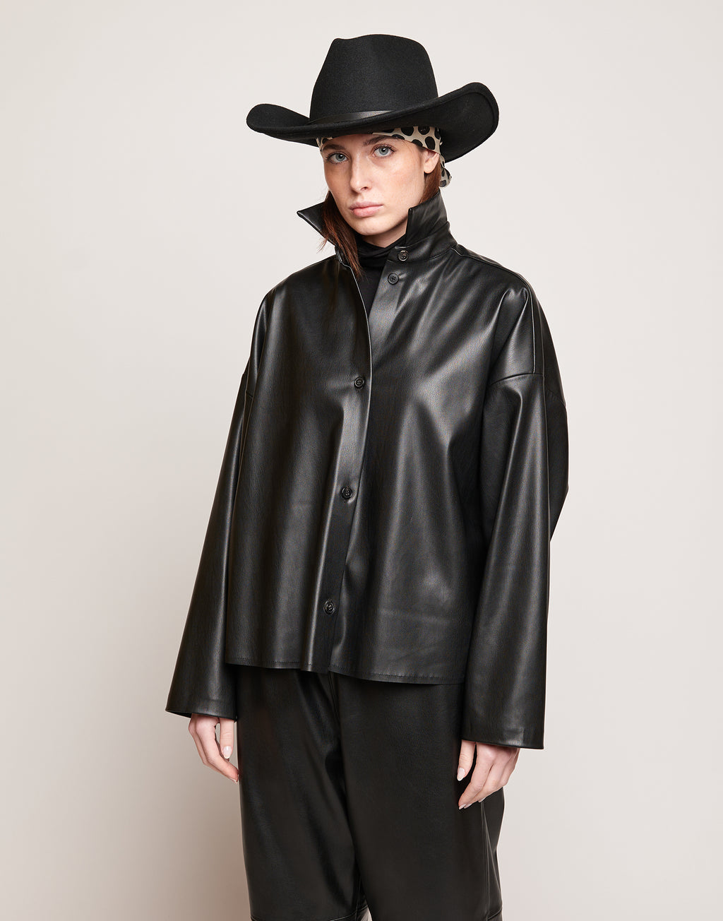 DOUUOD Camicia in Eco Soft Leather con Bottoni in Corno Nera