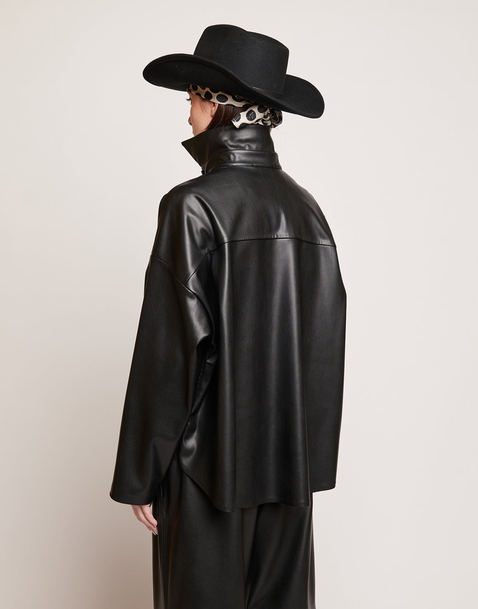 DOUUOD Camicia in Eco Soft Leather con Bottoni in Corno Nera