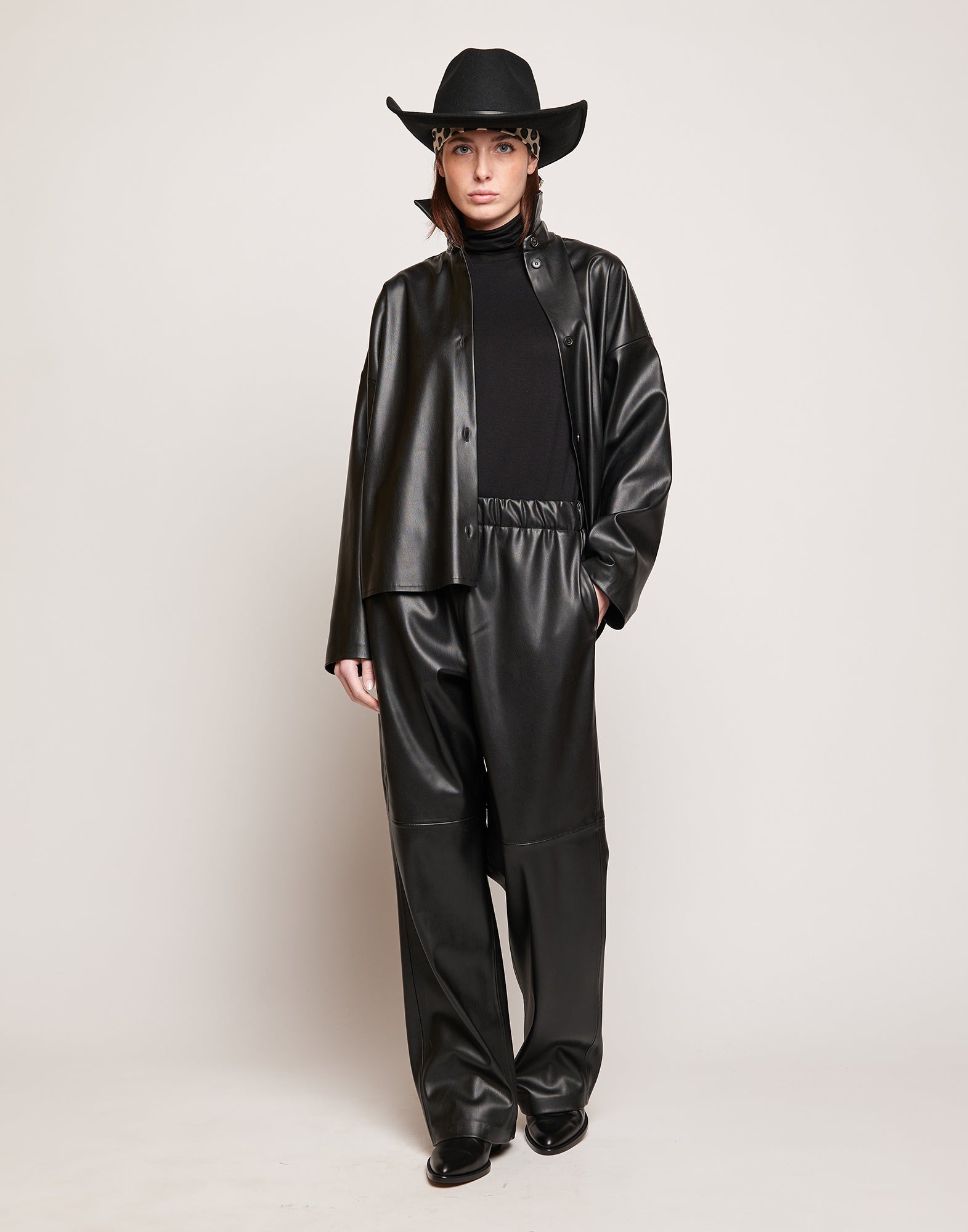 DOUUOD Camicia in Eco Soft Leather con Bottoni in Corno Nera