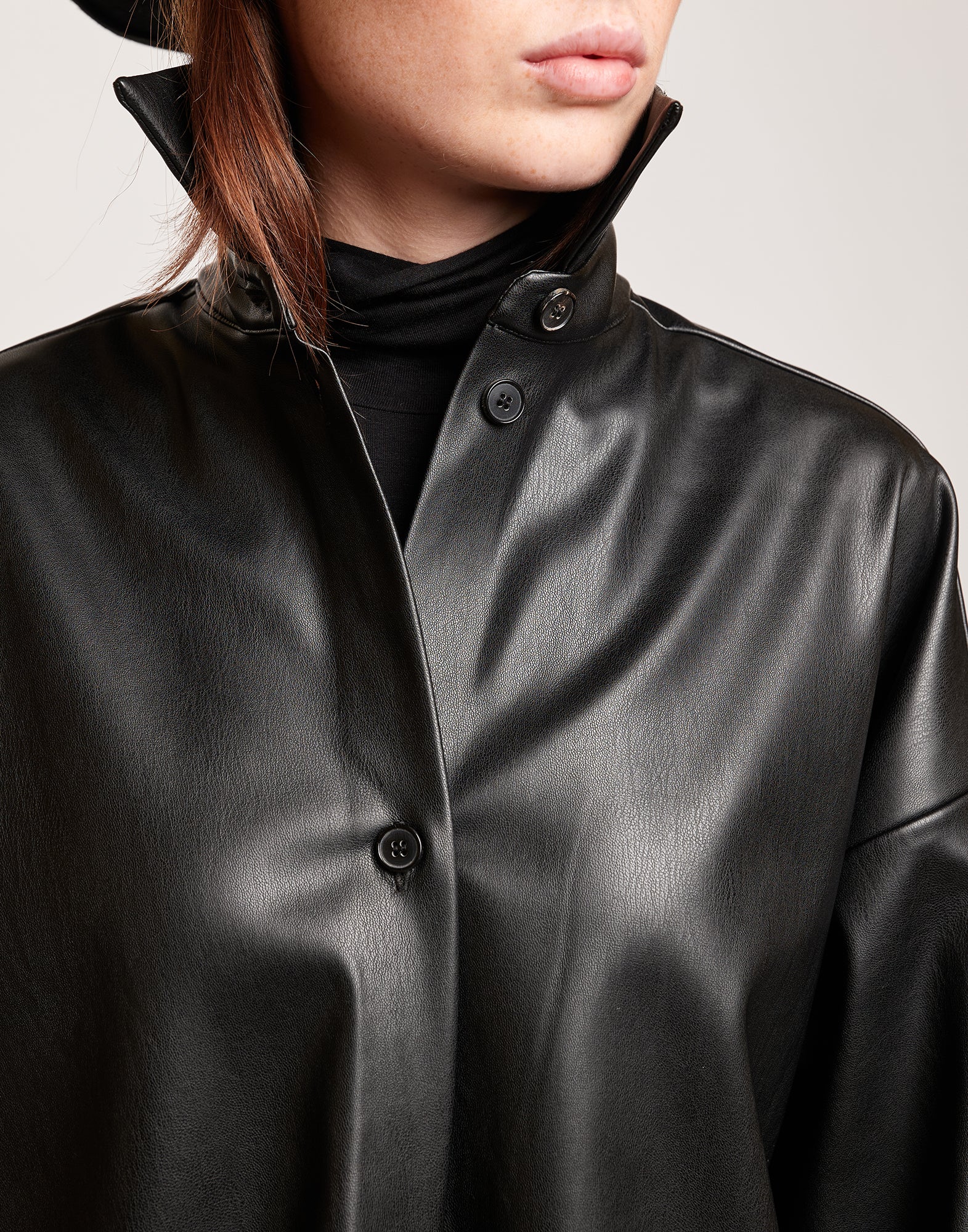 DOUUOD Camicia in Eco Soft Leather con Bottoni in Corno Nera