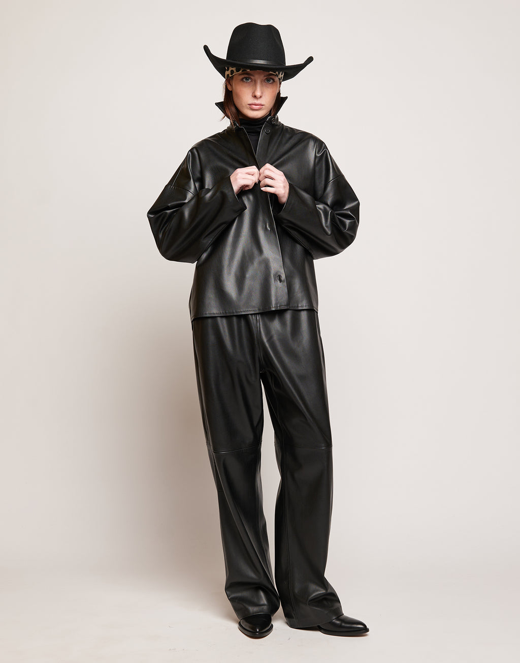 DOUUOD Camicia in Eco Soft Leather con Bottoni in Corno Nera