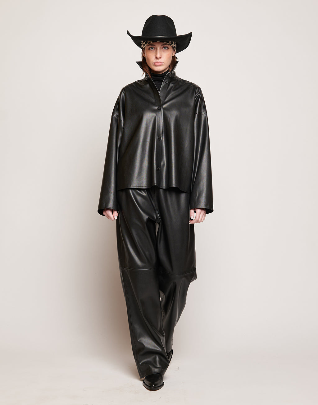 DOUUOD Camicia in Eco Soft Leather con Bottoni in Corno Nera