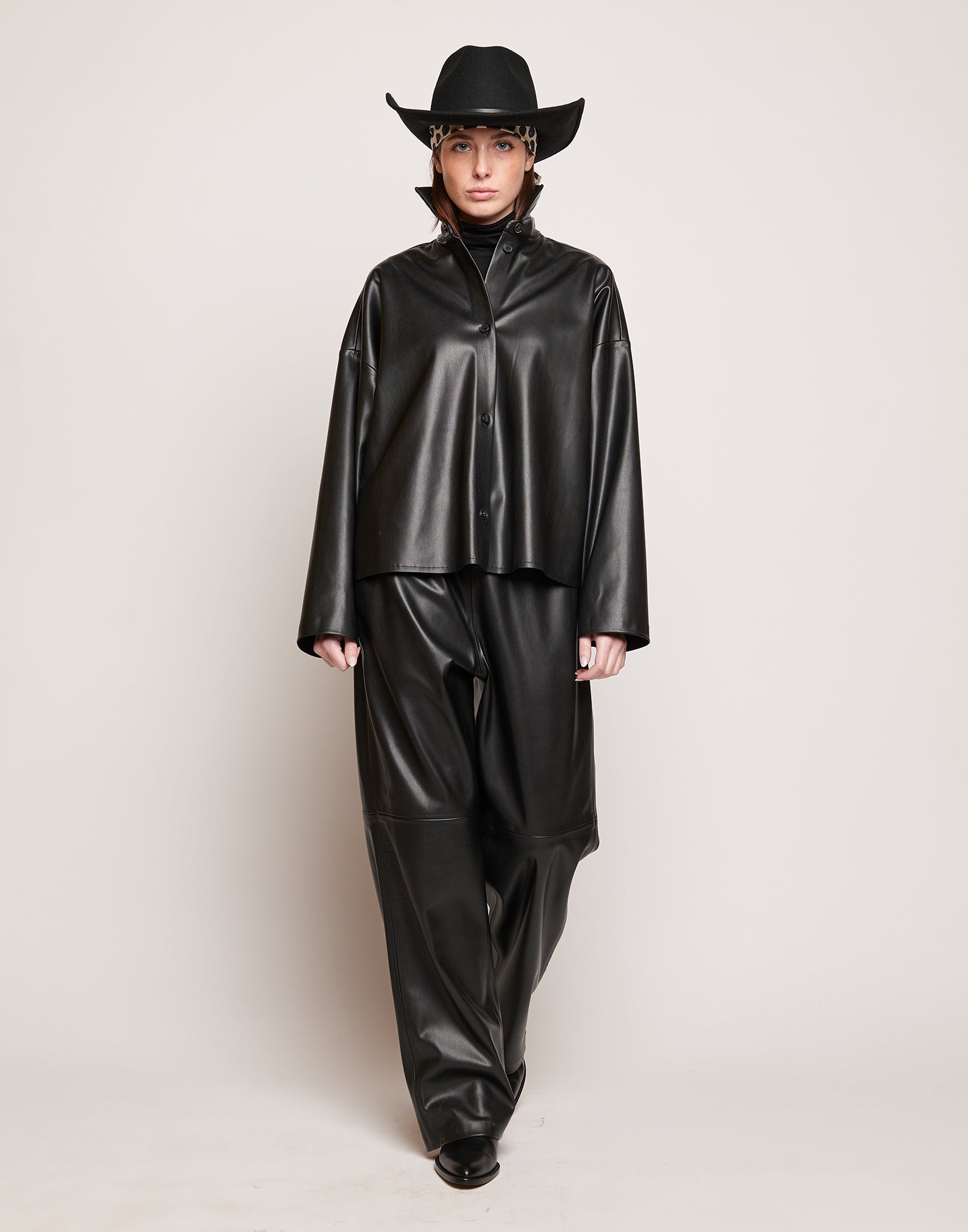 DOUUOD Camicia in Eco Soft Leather con Bottoni in Corno Nera