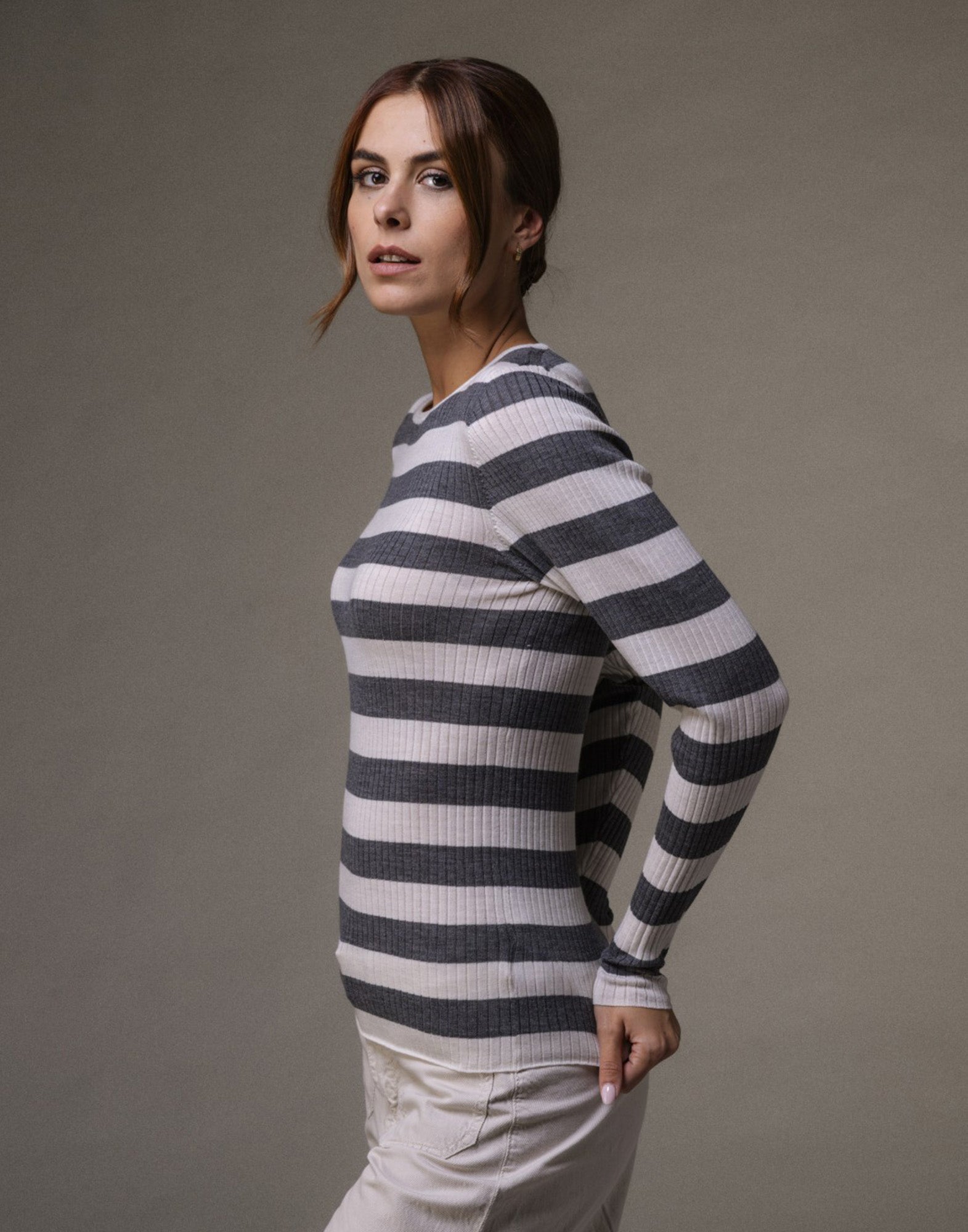 MAJESTIC FILATURES Maglia Girocollo a Costine in Merinos Superfine Latte/Grigio