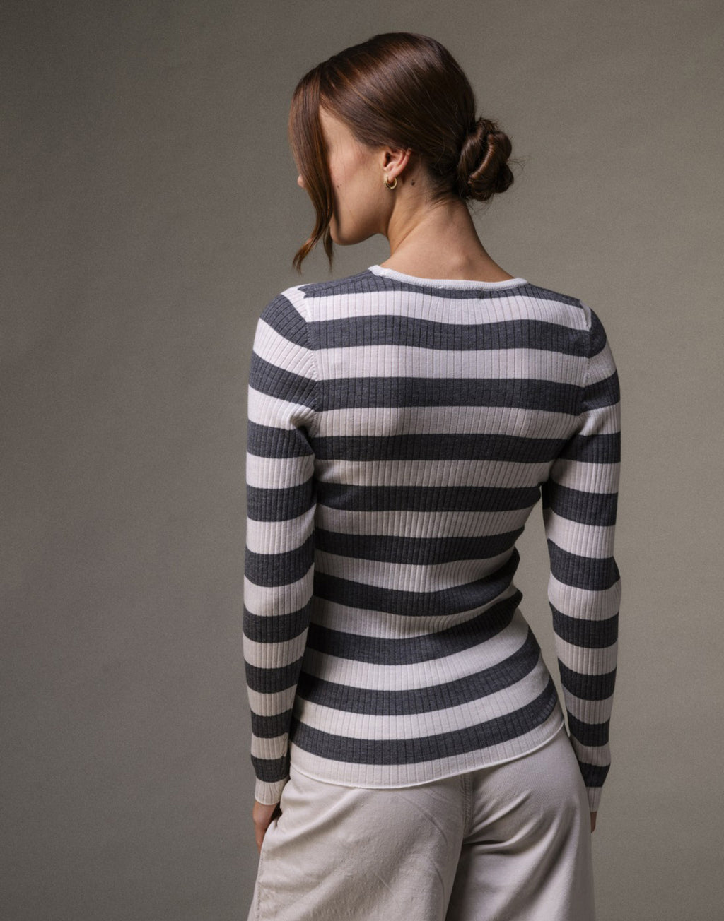 MAJESTIC FILATURES Maglia Girocollo a Costine in Merinos Superfine Latte/Grigio