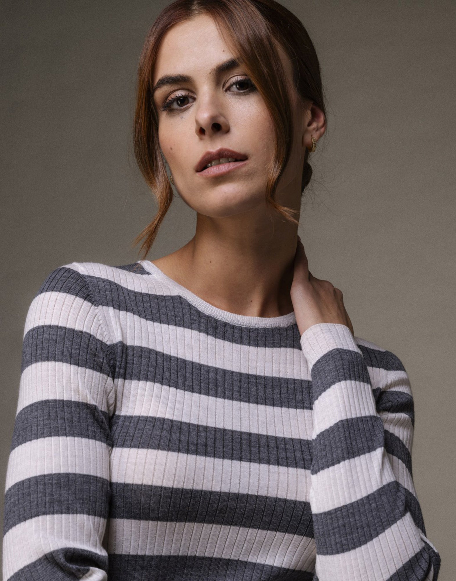 MAJESTIC FILATURES Maglia Girocollo a Costine in Merinos Superfine Latte/Grigio