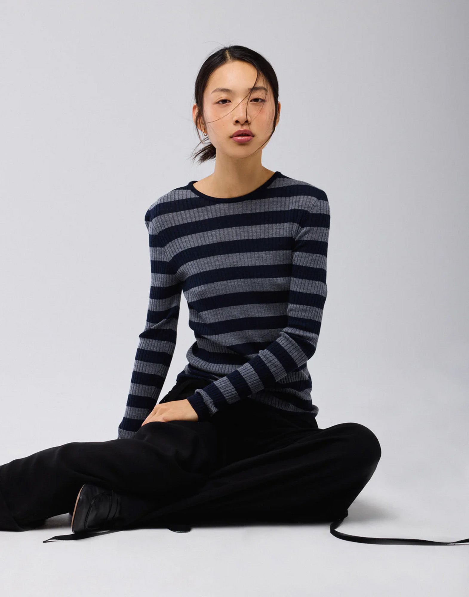 MAJESTIC FILATURES Maglia Girocollo a Costine in Merinos Superfine Blu/Grigio