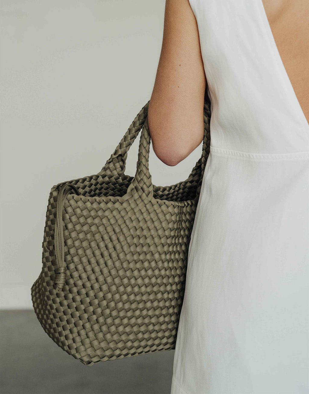 MARREA Shopping Media in Neoprene Intrecciato Dark Oliva