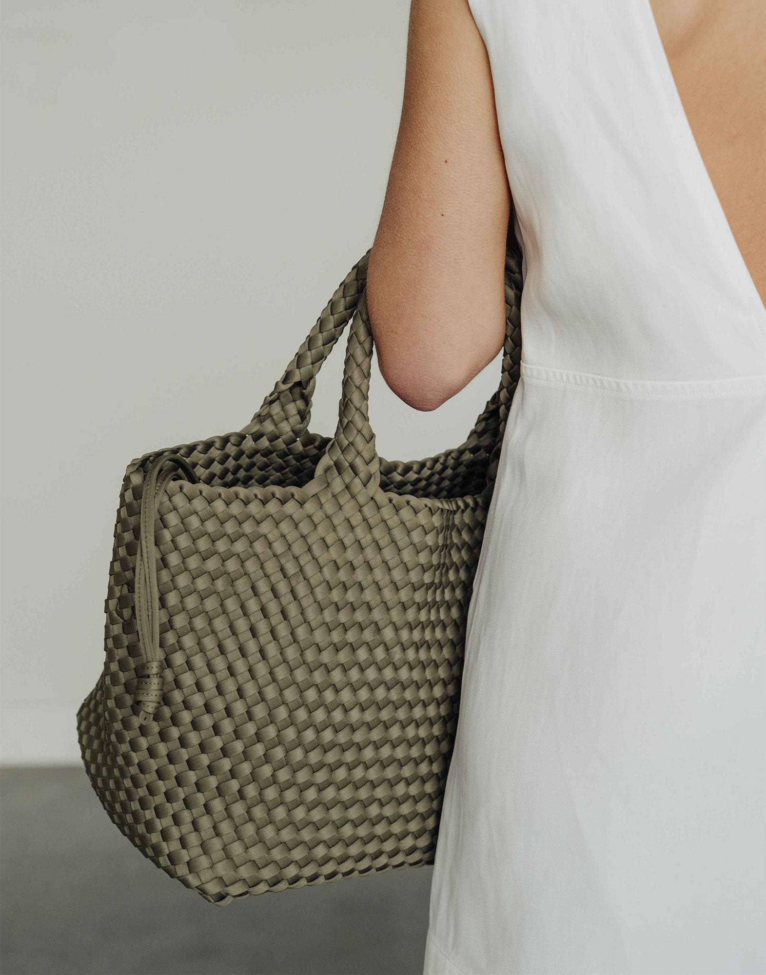 MARREA Shopping Media in Neoprene Intrecciato Dark Oliva