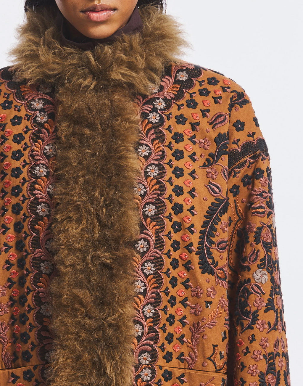 ANTIK BATIK Giacca Ricamata con Pelliccia Camel