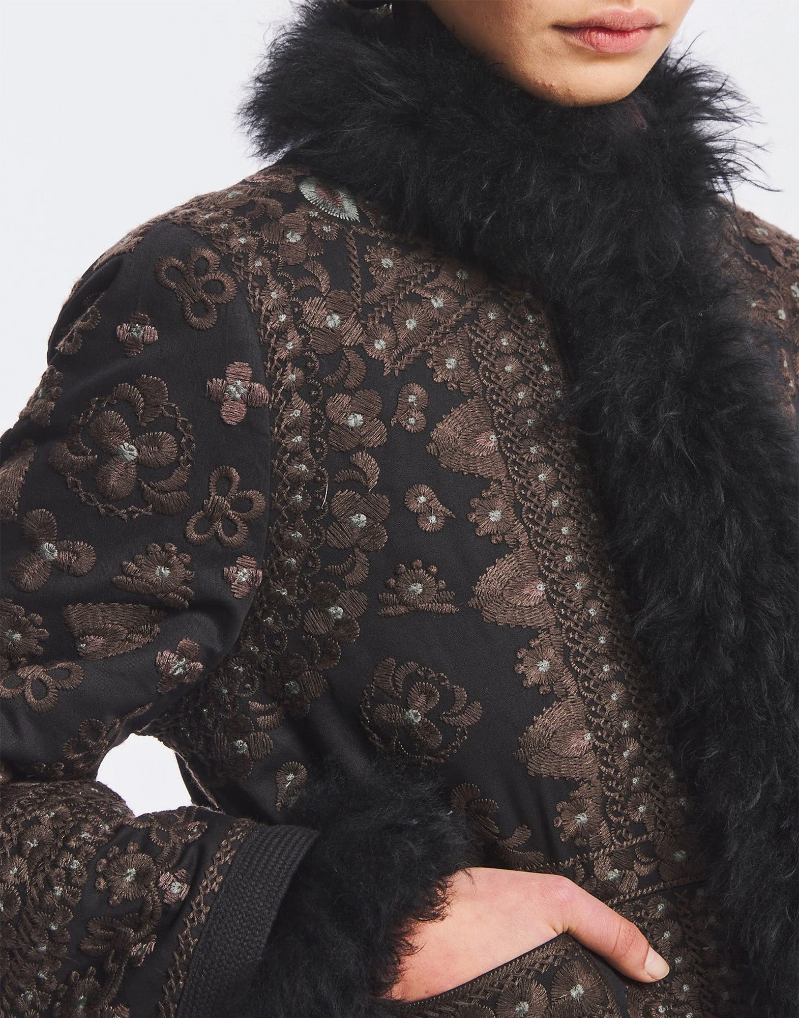 ANTIK BATIK Giacca Ricamata con Pelliccia Nera