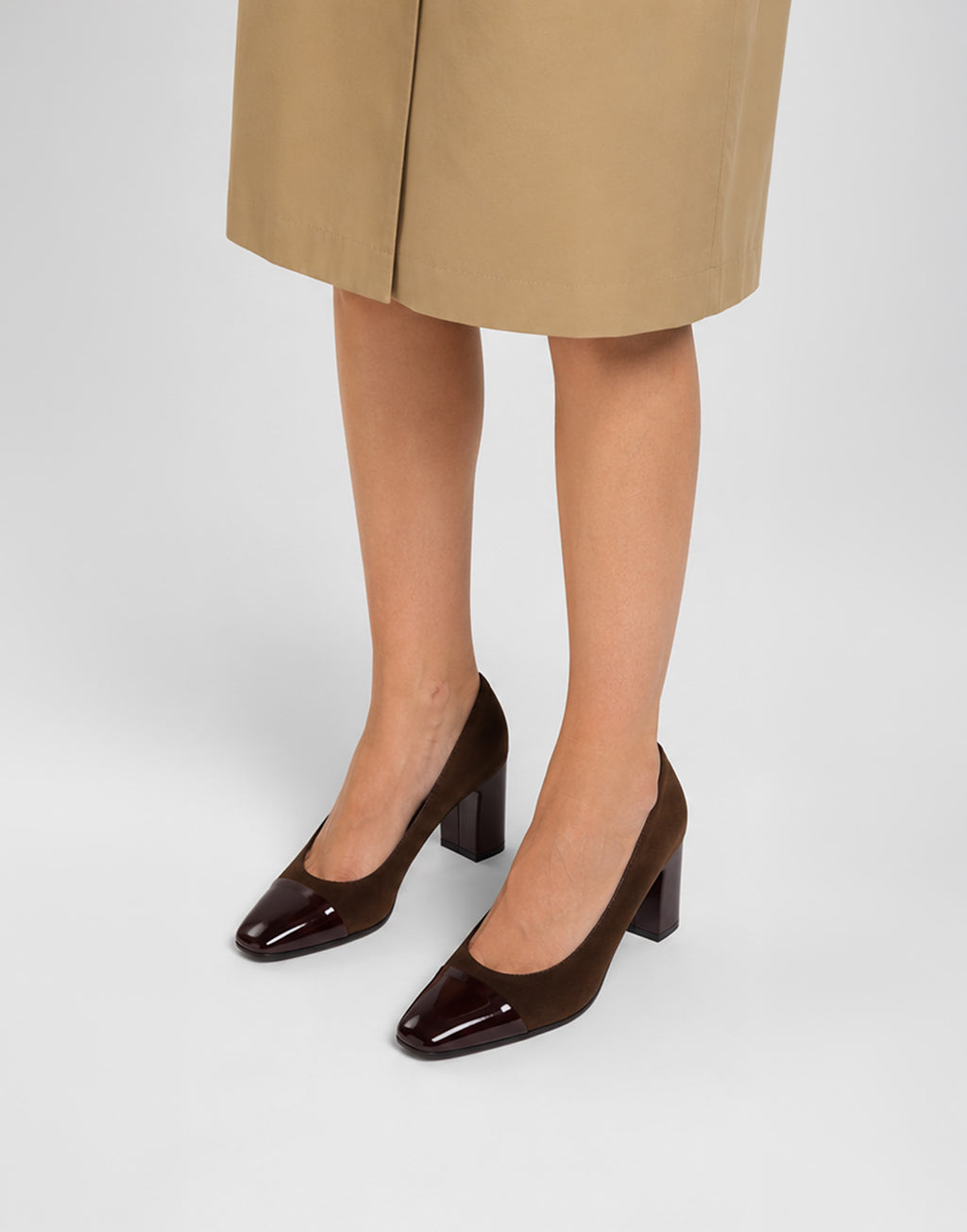 CAREL Décolleté Rosana in Suede Cioccolato e Vernice Bordeaux