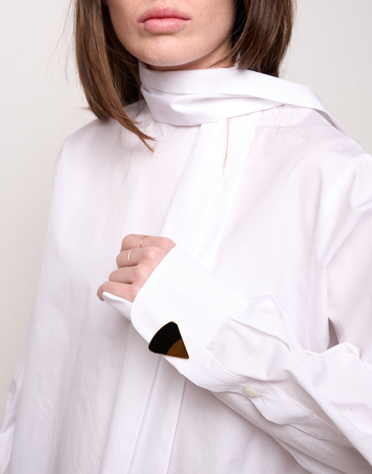 DOUUOD Blusa Girocollo Aperta sul Retro con Nastro Bianca