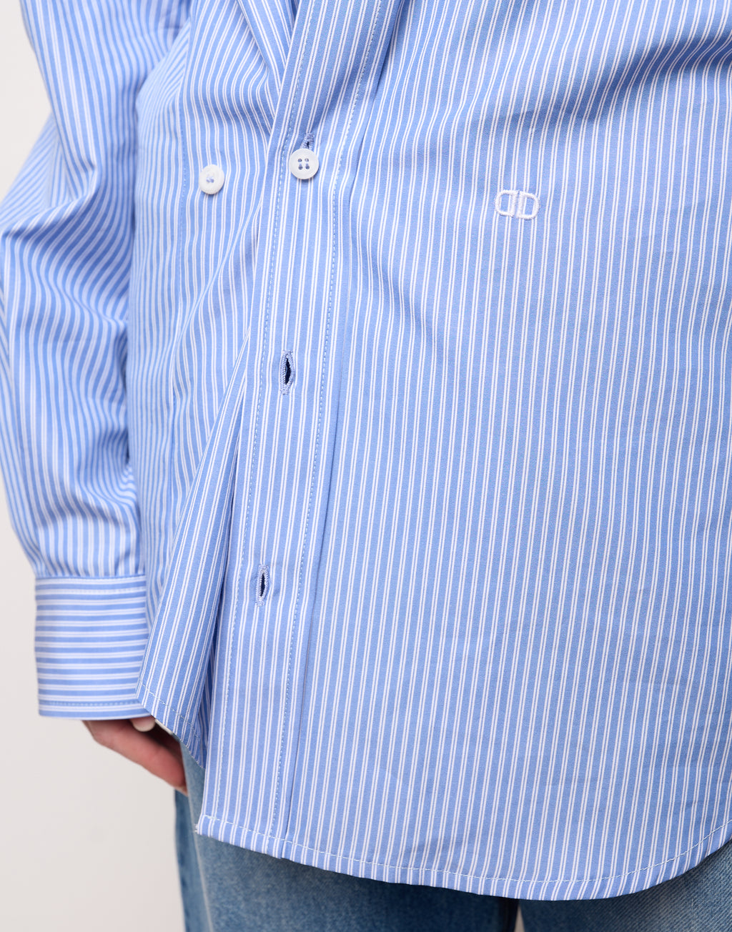 DOUUOD Camicia Genderless con Ricamo e Bottone Laterale a Righe Bianco/Azzurro