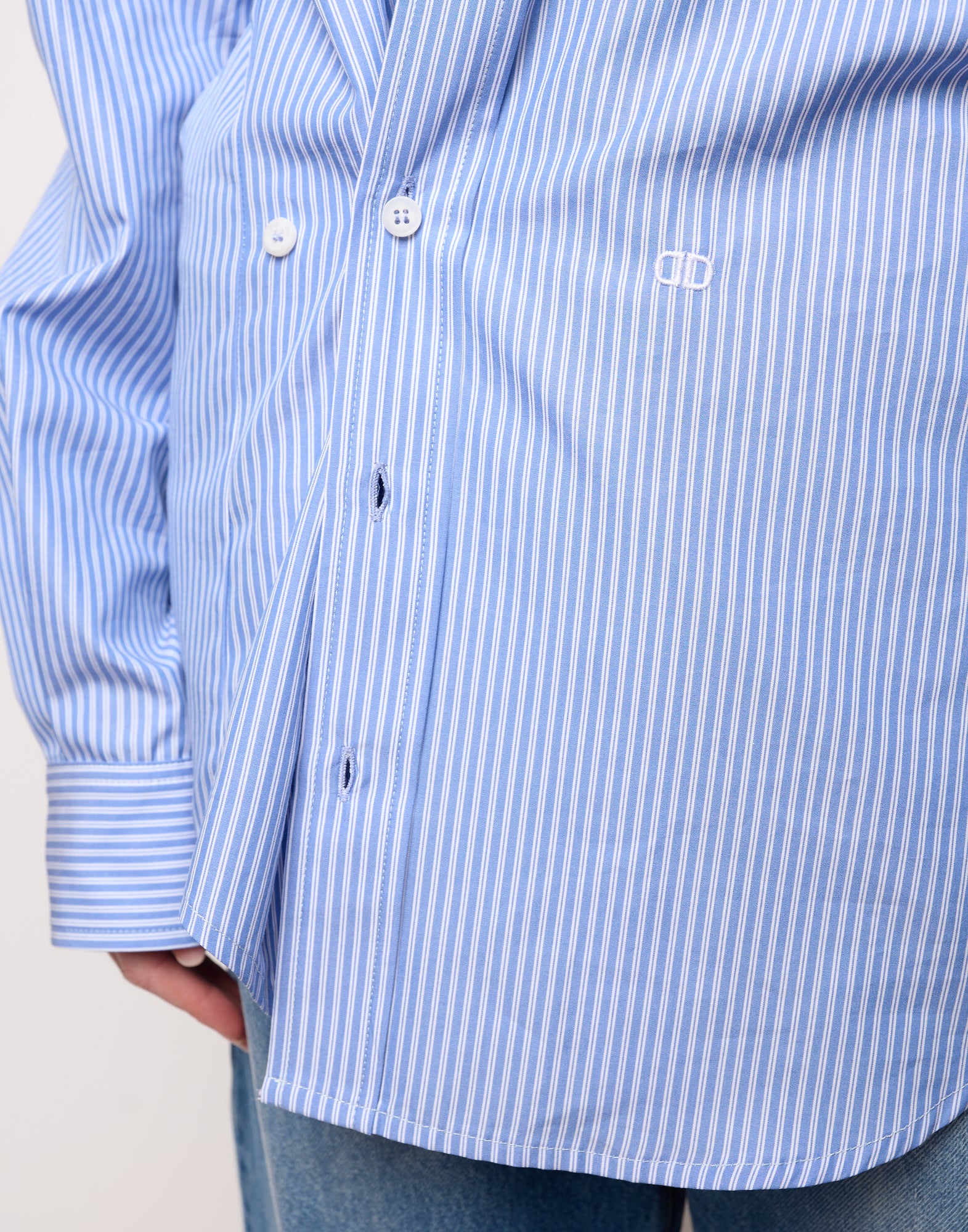 DOUUOD Camicia Genderless con Ricamo e Bottone Laterale a Righe Bianco/Azzurro