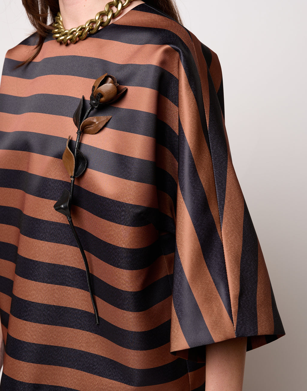 DOUUOD Blusa Kimono in Duchesse Nero/Whisky