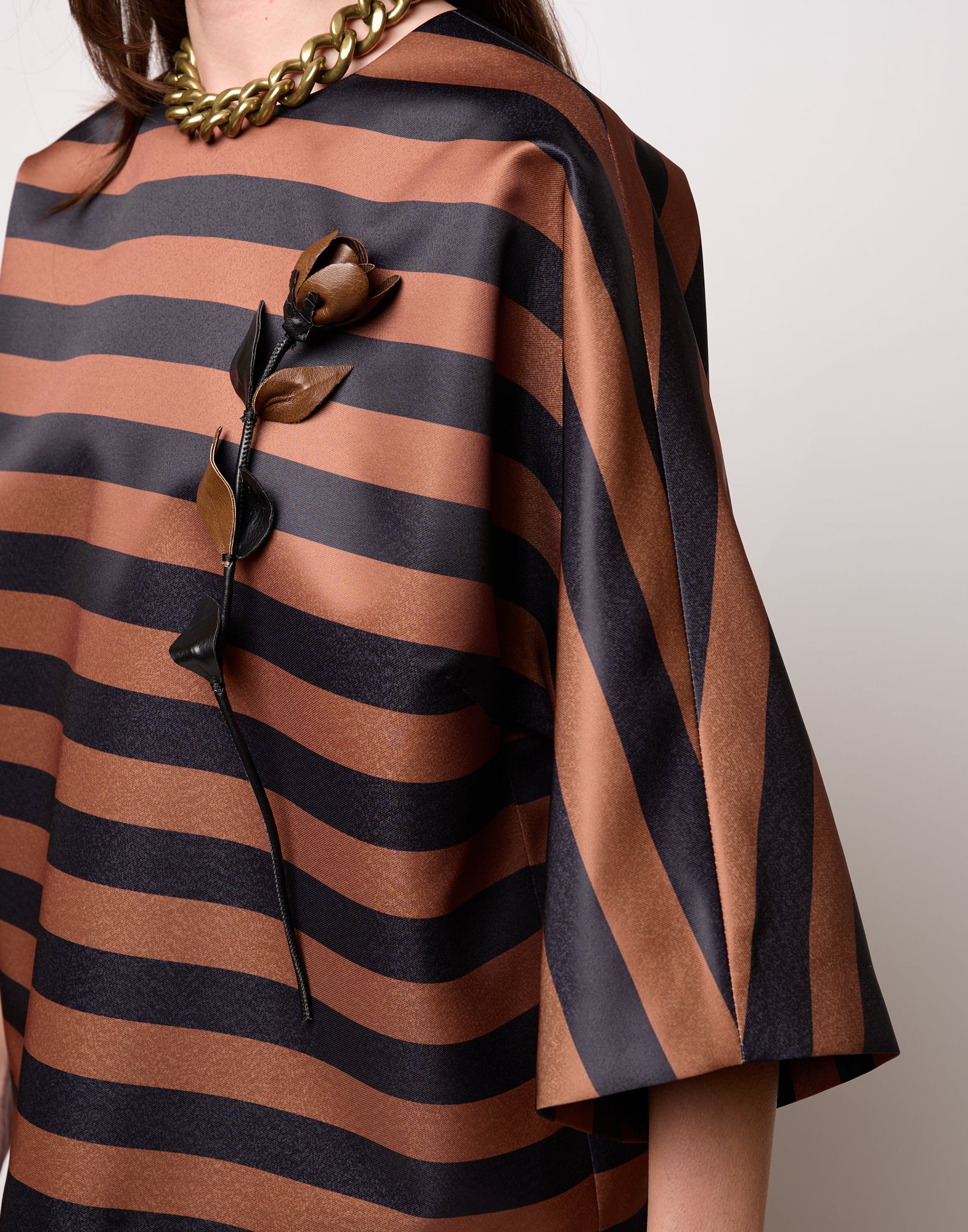 DOUUOD Blusa Kimono in Duchesse Nero/Whisky