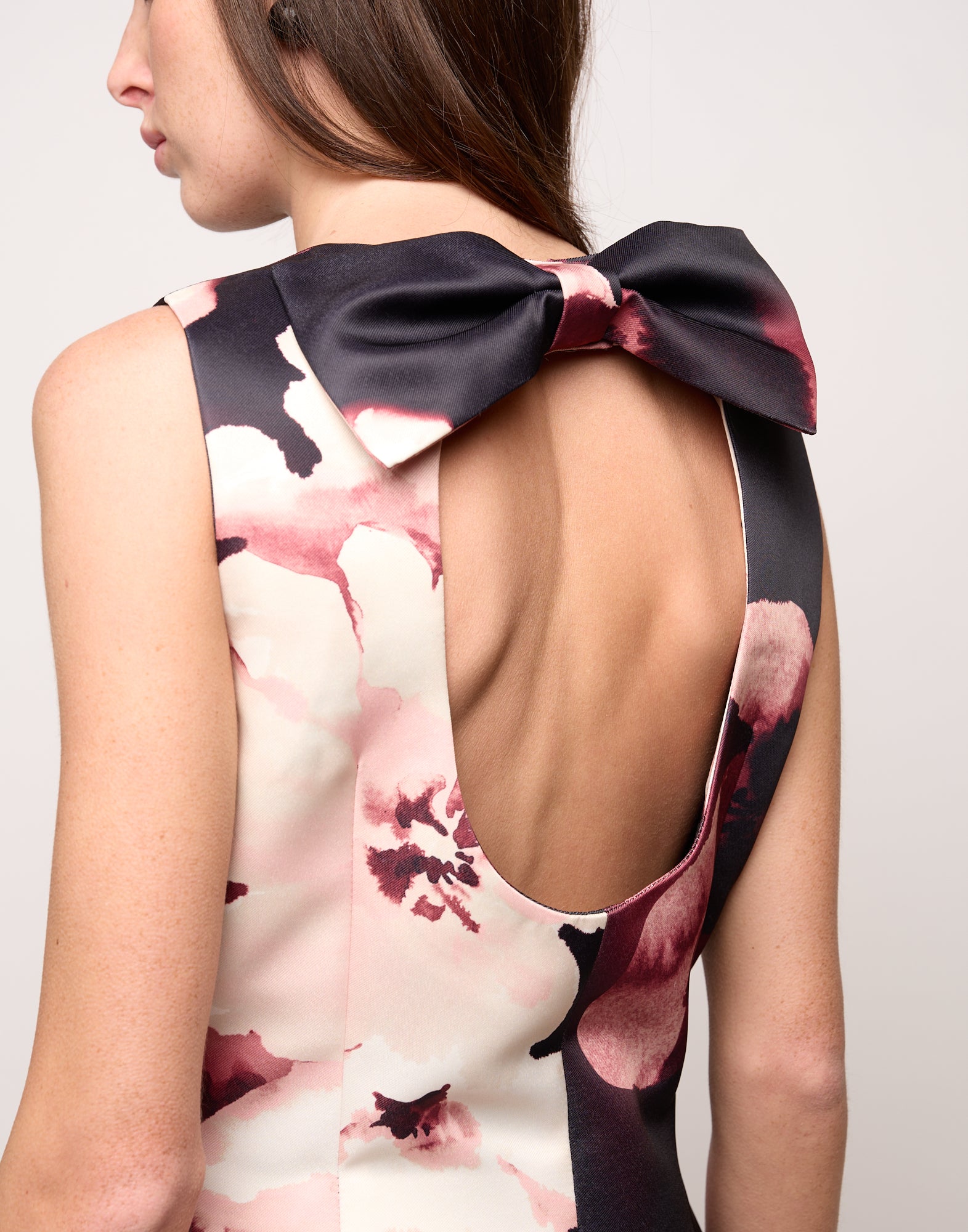 DOUUOD Mini Abito Aderente con Schiena Nuda e Fiocco in Duchesse Floreale